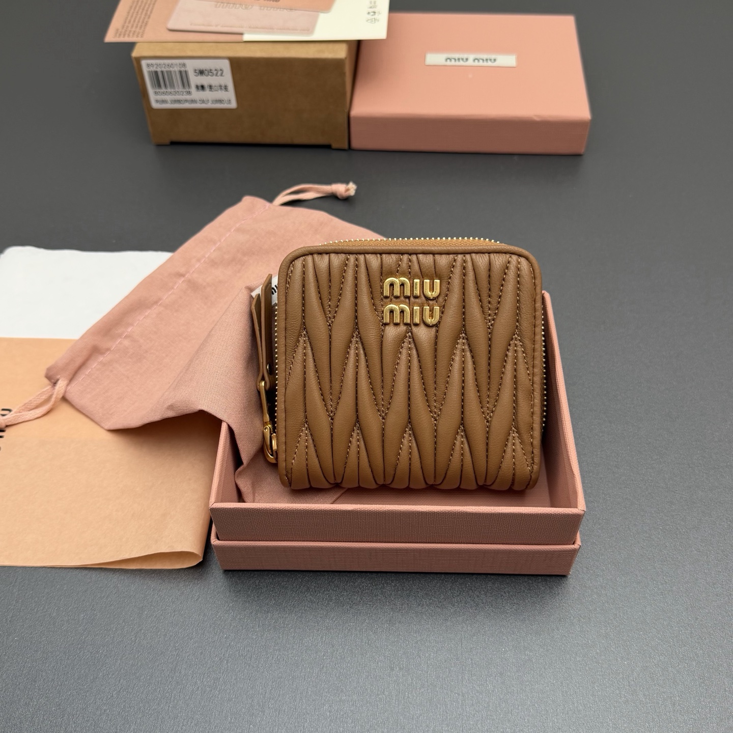 NO:763550,[Special grade hardware imported original leather] MATELASS sheepskin short zipper bag wallet This wallet cleverly creates a 3D effect with unique textures, and is decorated with a metal lettering logo to show the brand style. The spacious interior is equipped with card slots and compartments to demonstrate functionality. Snap button closure Metal lettering logo One banknote compartment Eight card slots Two internal pockets Two compartments inside the zipper, in sheepskin No.: 5MO522 Caramel/Imported sheepskin  Dimensions: width 10.2 cm x height 9.5 cm, wallet/handbag, wallets, sheepskin19860909【特级五金进口原厂皮】 MATELASS羊皮革短款拉链包钱包 这款钱夹藉由别致纹理巧妙营造3D立体效果,辅以金属刻字徽标装饰,尽显品牌格调,$宽敞的内部空间伴有卡槽和隔层,彰显功能性. 按扣开合 金属刻字徽标 一个钞票隔层 八个卡槽 两个内部口袋 拉链内部两个隔层,羊皮里 编号:5MO522 焦糖/进口羊皮 尺寸:宽度10.2厘米x高度9.5厘米,钱夹/手包,wallets,sheepskin,Bag