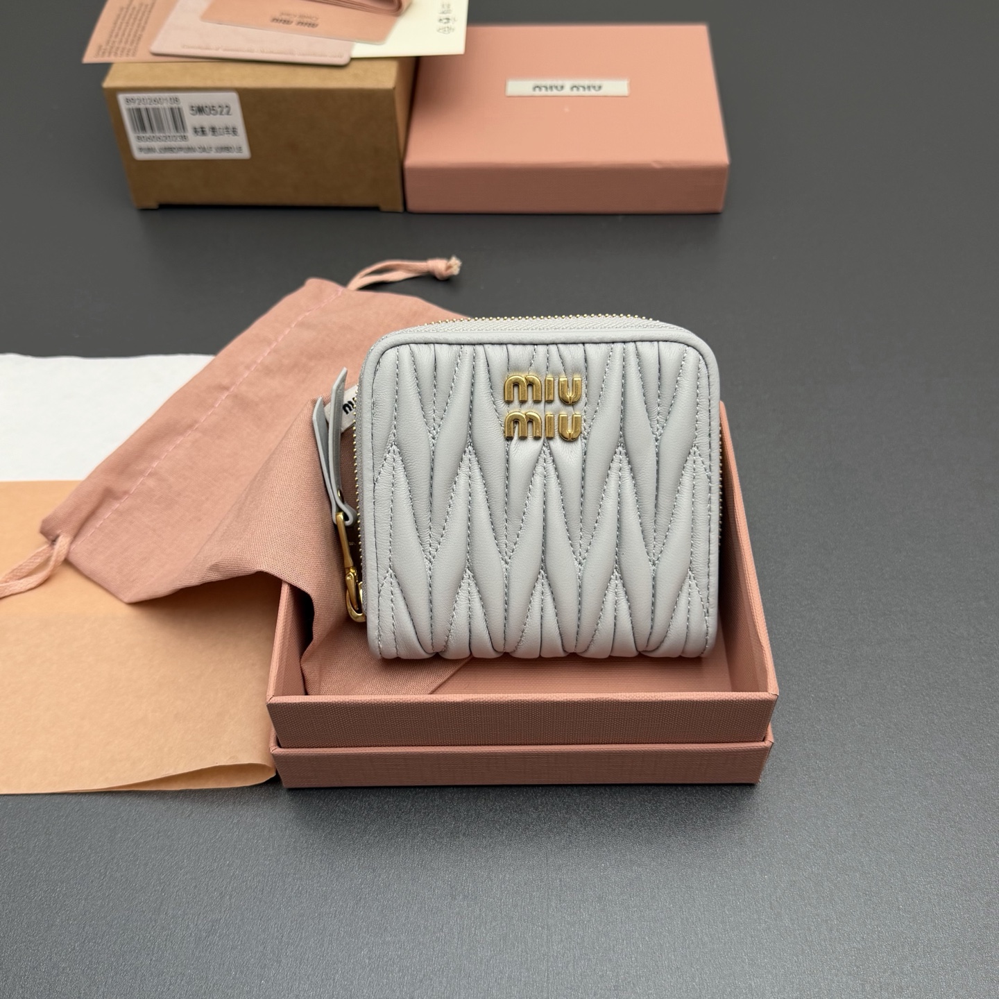 NO:714125,[Special grade hardware imported original leather] MATELASS sheepskin short zipper wallet. This wallet cleverly creates a 3D effect with unique textures, and is decorated with a metal lettering logo to fully display the brand style. The spacious interior is equipped with card slots and compartments to demonstrate functionality. Snap button closure Metal lettering logo One banknote compartment Eight card slots Two internal pockets Two compartments inside the zipper, in sheepskin No.: 5MO522  Gray blue/imported sheepskin size: width 10.2 cm x height 9.5 cm, miumiu, miumiu, wallets, sheepskin19860909【特级五金进口原厂皮】 MATELASS羊皮革短款拉链包钱包 这款钱夹藉由别致纹理巧妙营造3D立体效果,辅以金属刻字徽标装饰,尽显品牌格调,$宽敞的内部空间伴有卡槽和隔层,彰显功能性. 按扣开合 金属刻字徽标 一个钞票隔层 八个卡槽 两个内部口袋 拉链内部两个隔层,羊皮里 编号:5MO522 灰蓝/进口羊皮 尺寸:宽度10.2厘米x高度9.5厘米,miumiu,miumiu,wallets,sheepskin,欧美剧