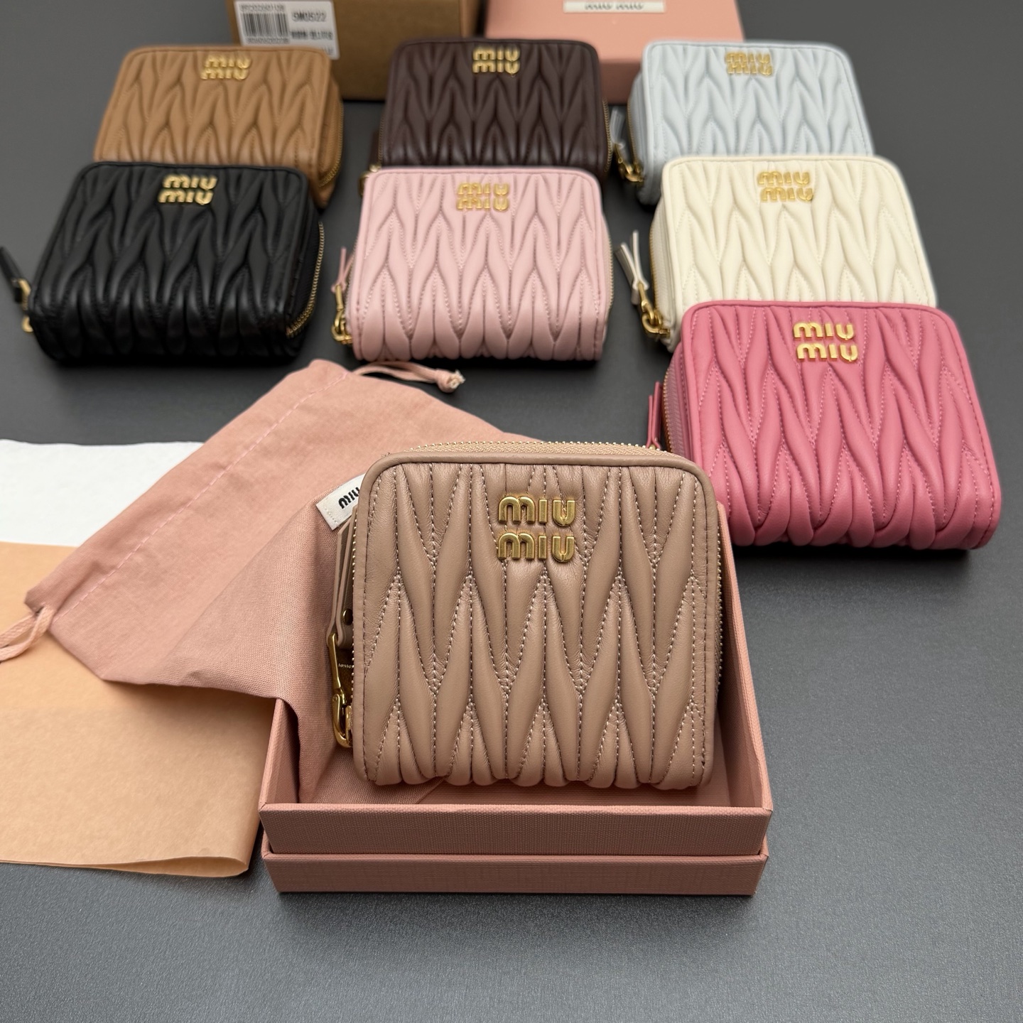 【特级五金进口原厂皮】  MATELASS&Eacute;羊皮革短款拉链包钱包
这款钱夹藉由别致纹理巧妙营造3D立体效果，辅以金属刻字徽标装饰，尽显品牌格调，$宽敞的内部空间伴有卡槽和隔层，彰显功能性。
按扣开合
金属刻字徽标
一个钞票隔层
八个卡槽
两个内部口袋
拉链内部两个隔层，羊皮里
编号:5MO522  
尺寸:宽度10.2厘米x高度9.5厘米