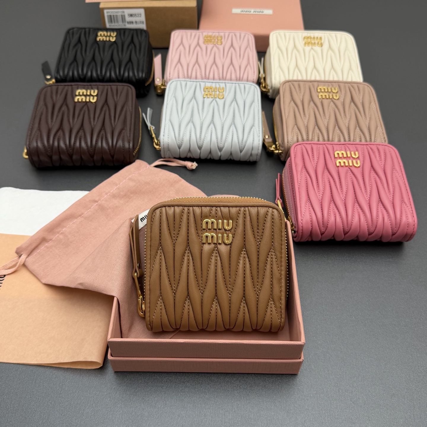 【特级五金进口原厂皮】  MATELASS&Eacute;羊皮革短款拉链包钱包
这款钱夹藉由别致纹理巧妙营造3D立体效果，辅以金属刻字徽标装饰，尽显品牌格调，$宽敞的内部空间伴有卡槽和隔层，彰显功能性。
按扣开合
金属刻字徽标
一个钞票隔层
八个卡槽
两个内部口袋
拉链内部两个隔层，羊皮里
编号:5MO522  
尺寸:宽度10.2厘米x高度9.5厘米