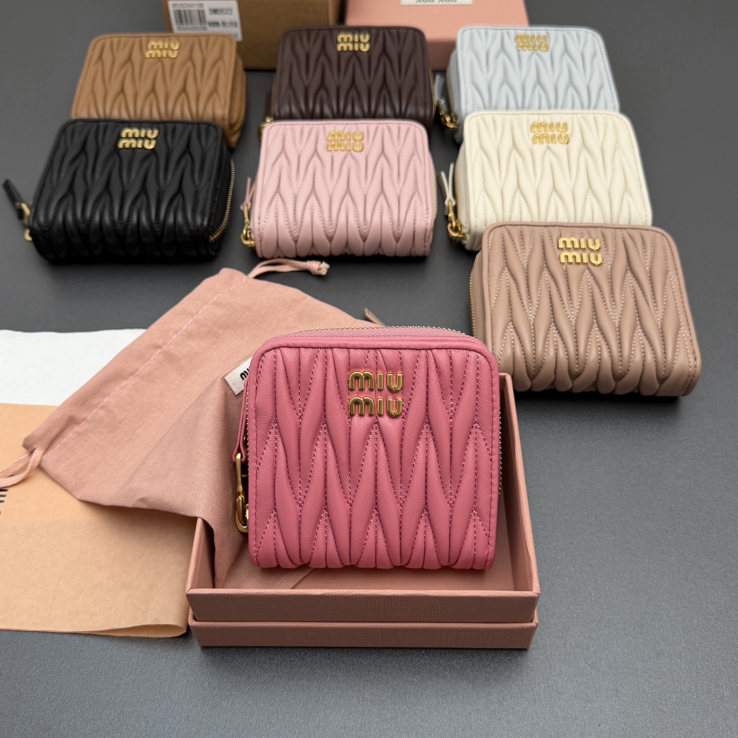 【特级五金进口原厂皮】  MATELASS&Eacute;羊皮革短款拉链包钱包
这款钱夹藉由别致纹理巧妙营造3D立体效果，辅以金属刻字徽标装饰，尽显品牌格调，$宽敞的内部空间伴有卡槽和隔层，彰显功能性。
按扣开合
金属刻字徽标
一个钞票隔层
八个卡槽
两个内部口袋
拉链内部两个隔层，羊皮里
编号:5MO522  
尺寸:宽度10.2厘米x高度9.5厘米