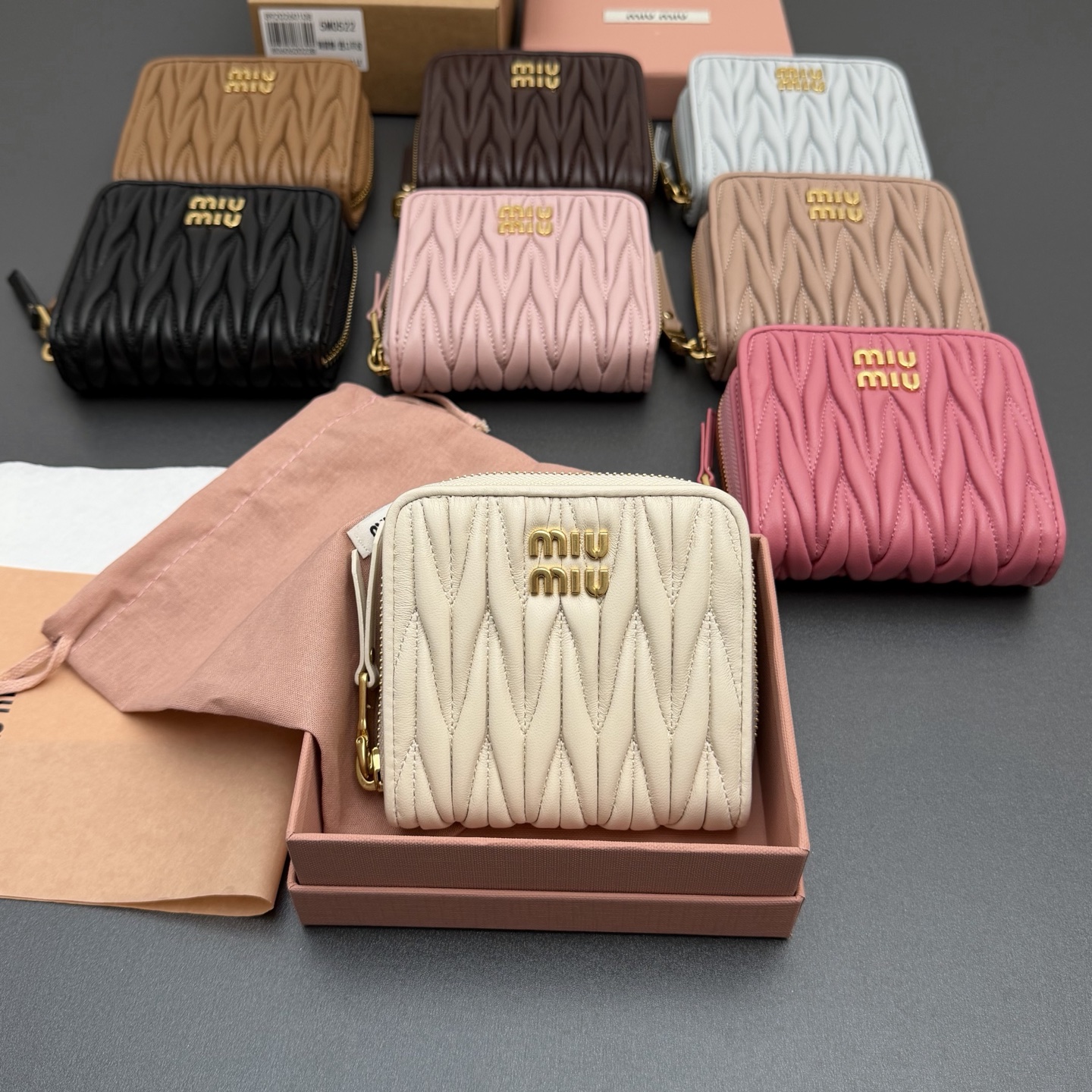 【特级五金进口原厂皮】  MATELASS&Eacute;羊皮革短款拉链包钱包
这款钱夹藉由别致纹理巧妙营造3D立体效果，辅以金属刻字徽标装饰，尽显品牌格调，$宽敞的内部空间伴有卡槽和隔层，彰显功能性。
按扣开合
金属刻字徽标
一个钞票隔层
八个卡槽
两个内部口袋
拉链内部两个隔层，羊皮里
编号:5MO522  
尺寸:宽度10.2厘米x高度9.5厘米