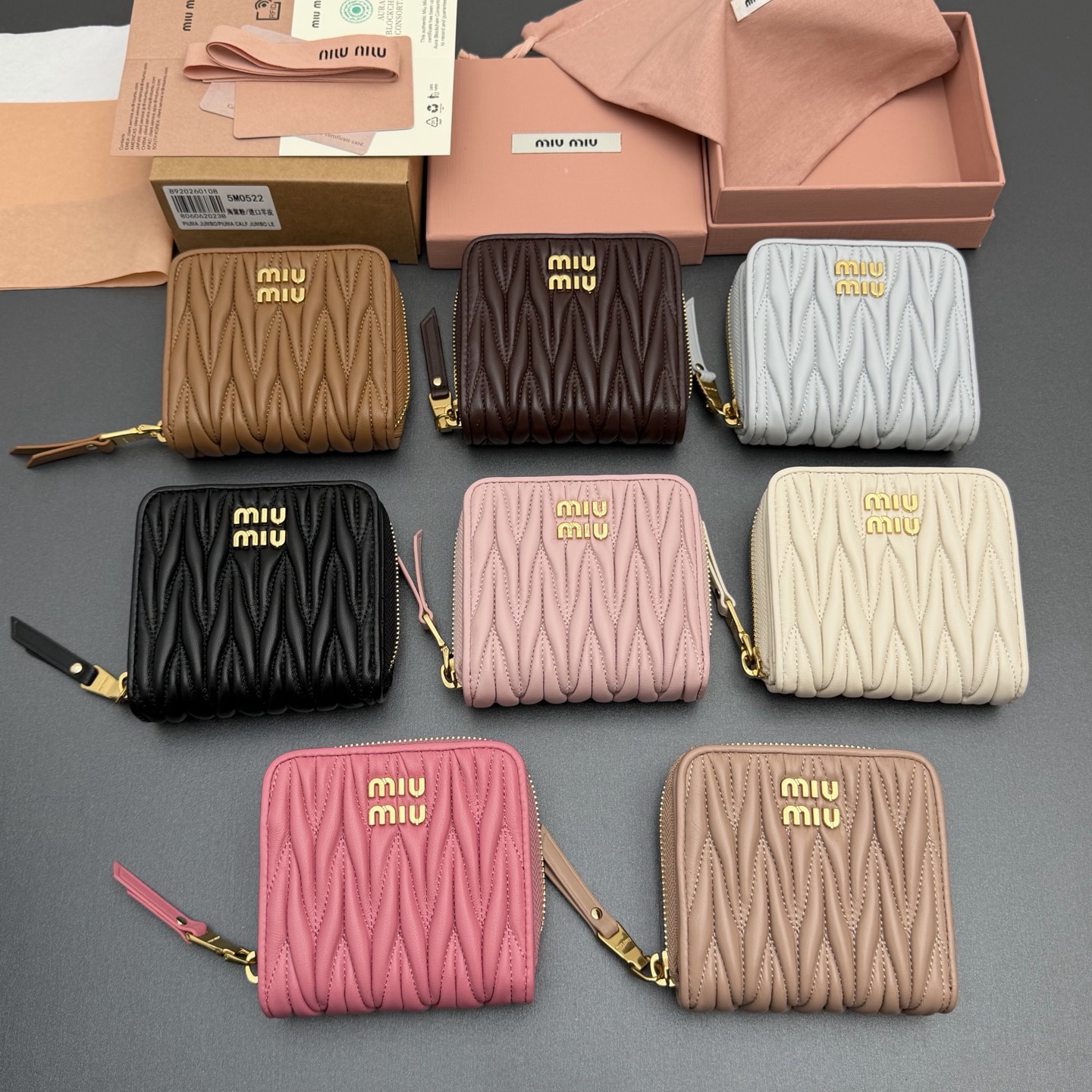 NO:714128,[Special grade hardware imported original leather] MATELASS sheepskin short zipper wallet. This wallet cleverly creates a 3D effect with unique textures, and is decorated with a metal lettering logo to fully display the brand style. The spacious interior is equipped with card slots and compartments to demonstrate functionality. Snap button closure Metal lettering logo One banknote compartment Eight card slots Two internal pockets Two compartments inside the zipper, in sheepskin No.: 5MO522  Size: width 10.2 cm x height 9.5 cm, miumiu, miumiu, wallets, sheepskin19860909【特级五金进口原厂皮】 MATELASS羊皮革短款拉链包钱包 这款钱夹藉由别致纹理巧妙营造3D立体效果,辅以金属刻字徽标装饰,尽显品牌格调,$宽敞的内部空间伴有卡槽和隔层,彰显功能性. 按扣开合 金属刻字徽标 一个钞票隔层 八个卡槽 两个内部口袋 拉链内部两个隔层,羊皮里 编号:5MO522  尺寸:宽度10.2厘米x高度9.5厘米,miumiu,miumiu,wallets,sheepskin,欧美剧