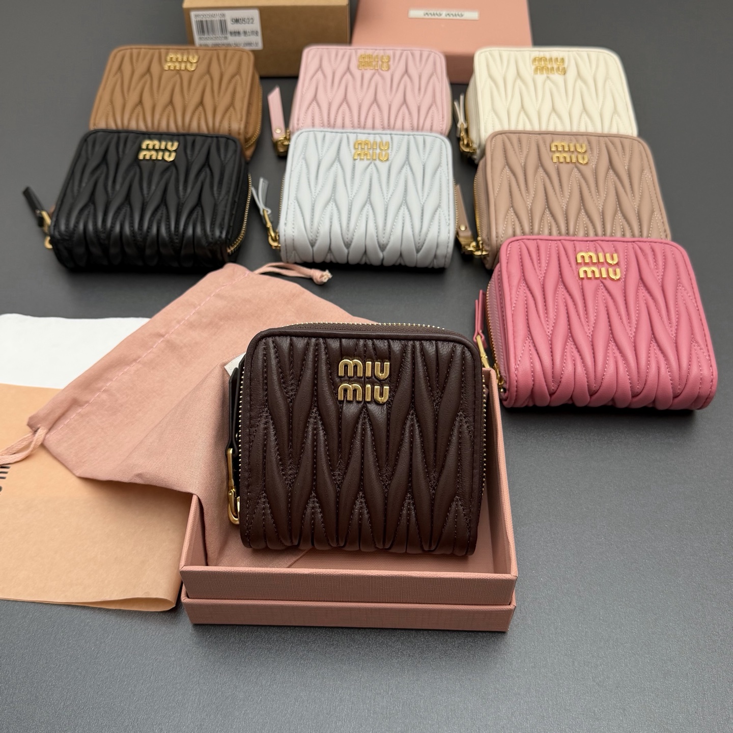 【特级五金进口原厂皮】  MATELASS&Eacute;羊皮革短款拉链包钱包
这款钱夹藉由别致纹理巧妙营造3D立体效果，辅以金属刻字徽标装饰，尽显品牌格调，$宽敞的内部空间伴有卡槽和隔层，彰显功能性。
按扣开合
金属刻字徽标
一个钞票隔层
八个卡槽
两个内部口袋
拉链内部两个隔层，羊皮里
编号:5MO522  
尺寸:宽度10.2厘米x高度9.5厘米