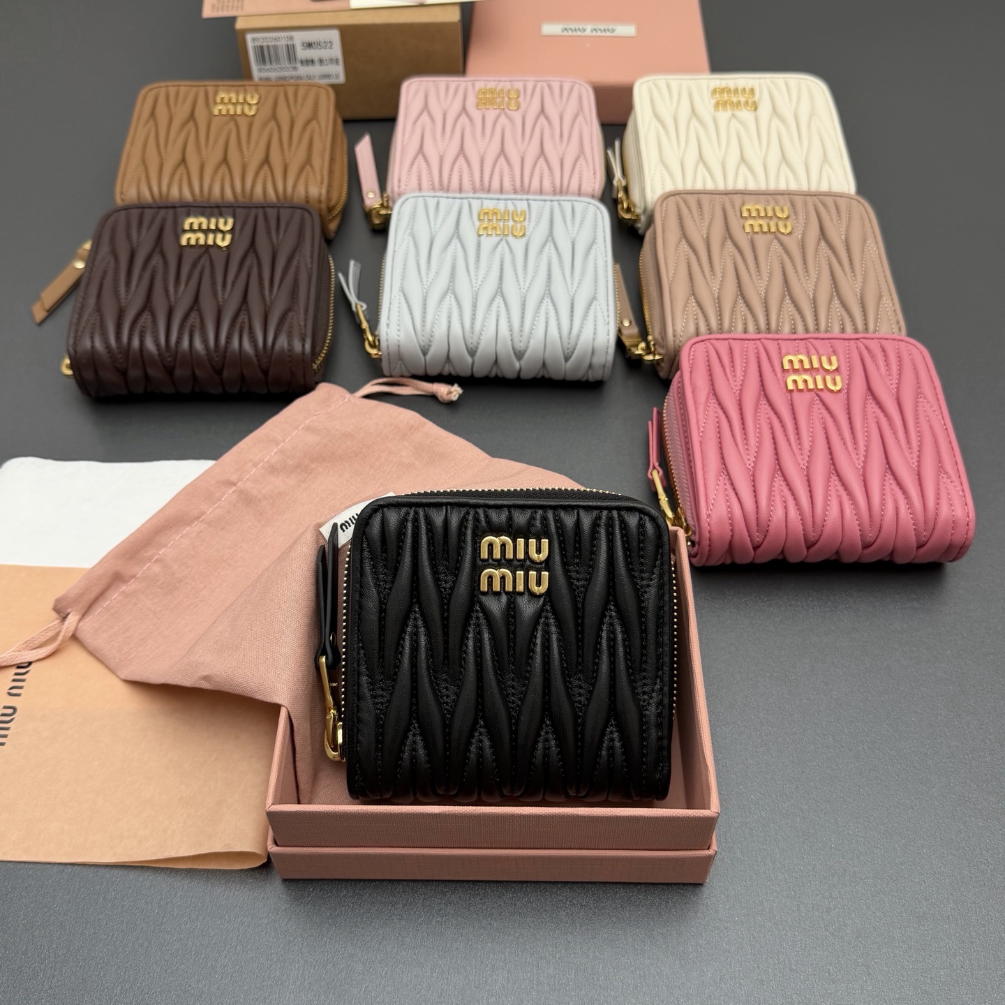 【特级五金进口原厂皮】  MATELASS&Eacute;羊皮革短款拉链包钱包
这款钱夹藉由别致纹理巧妙营造3D立体效果，辅以金属刻字徽标装饰，尽显品牌格调，$宽敞的内部空间伴有卡槽和隔层，彰显功能性。
按扣开合
金属刻字徽标
一个钞票隔层
八个卡槽
两个内部口袋
拉链内部两个隔层，羊皮里
编号:5MO522  
尺寸:宽度10.2厘米x高度9.5厘米