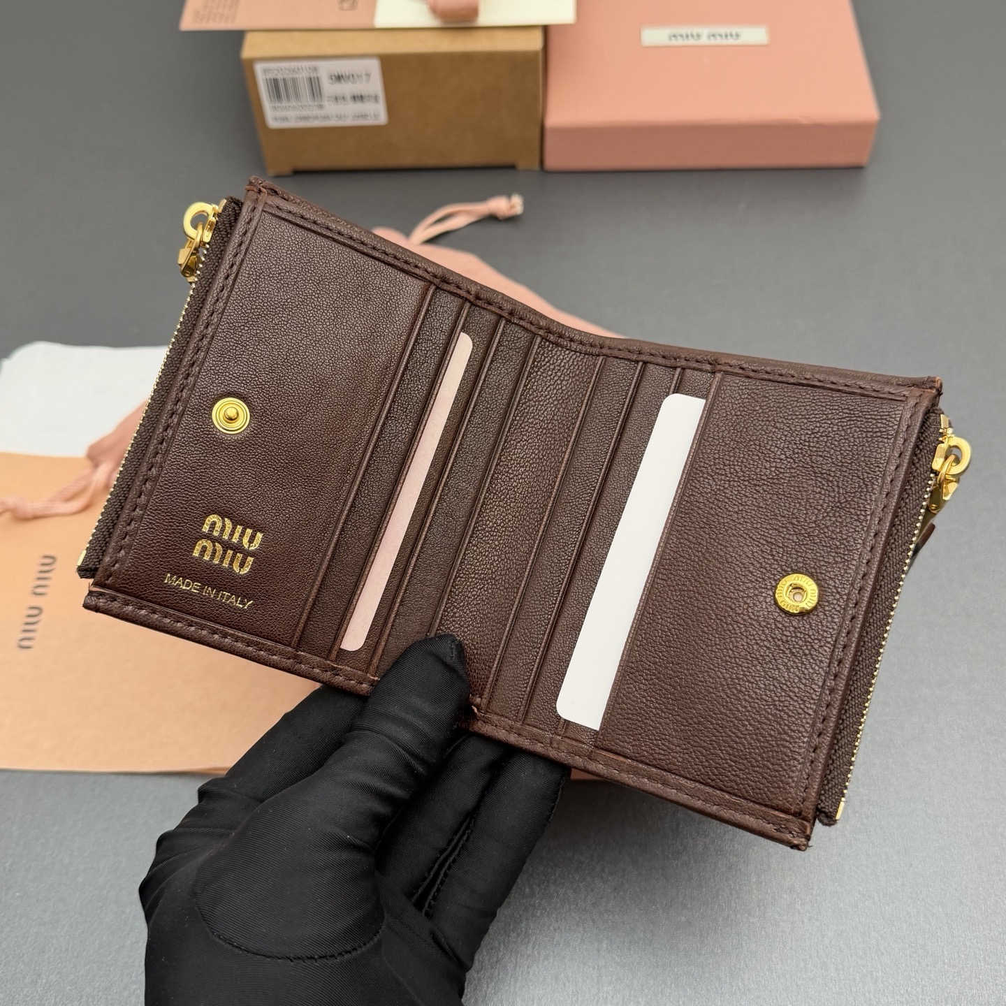 p285。【特级五金进口原厂皮】  复古羊皮革短款钱包
经典与复古细节融合于这款皮革钱包，正面饰有标志，尽显品牌格调，$宽敞的内部空间伴有卡槽和隔层，彰显功能性。
按扣开合
刻字徽标
一个钞票隔层
六个卡槽
两个内部口袋
两个拉链式零钱袋带衬里
编号:5MV017  石南木/植鞣羊皮
尺寸:宽度11厘米x高度9.2厘米