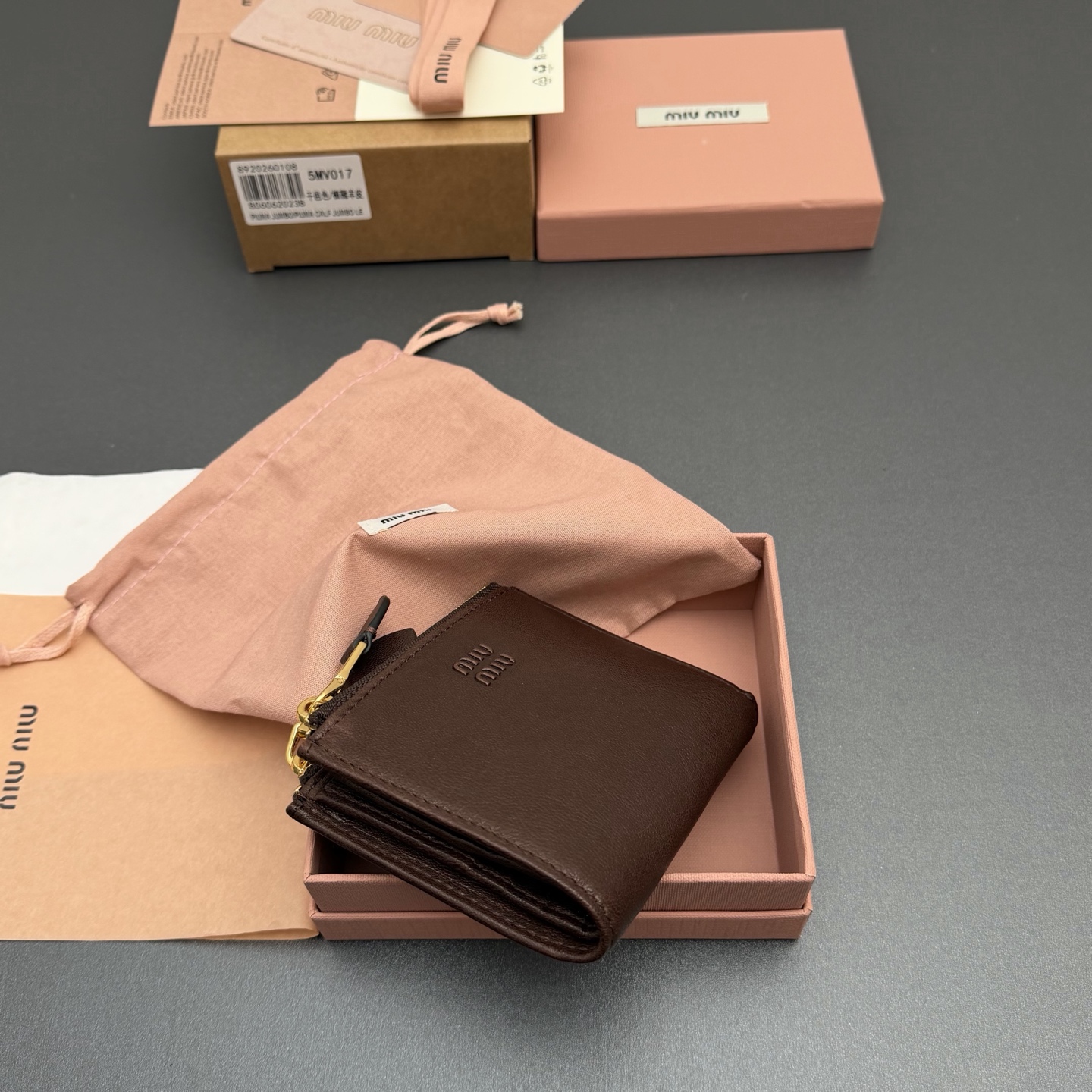 p285。【特级五金进口原厂皮】  复古羊皮革短款钱包
经典与复古细节融合于这款皮革钱包，正面饰有标志，尽显品牌格调，$宽敞的内部空间伴有卡槽和隔层，彰显功能性。
按扣开合
刻字徽标
一个钞票隔层
六个卡槽
两个内部口袋
两个拉链式零钱袋带衬里
编号:5MV017  石南木/植鞣羊皮
尺寸:宽度11厘米x高度9.2厘米