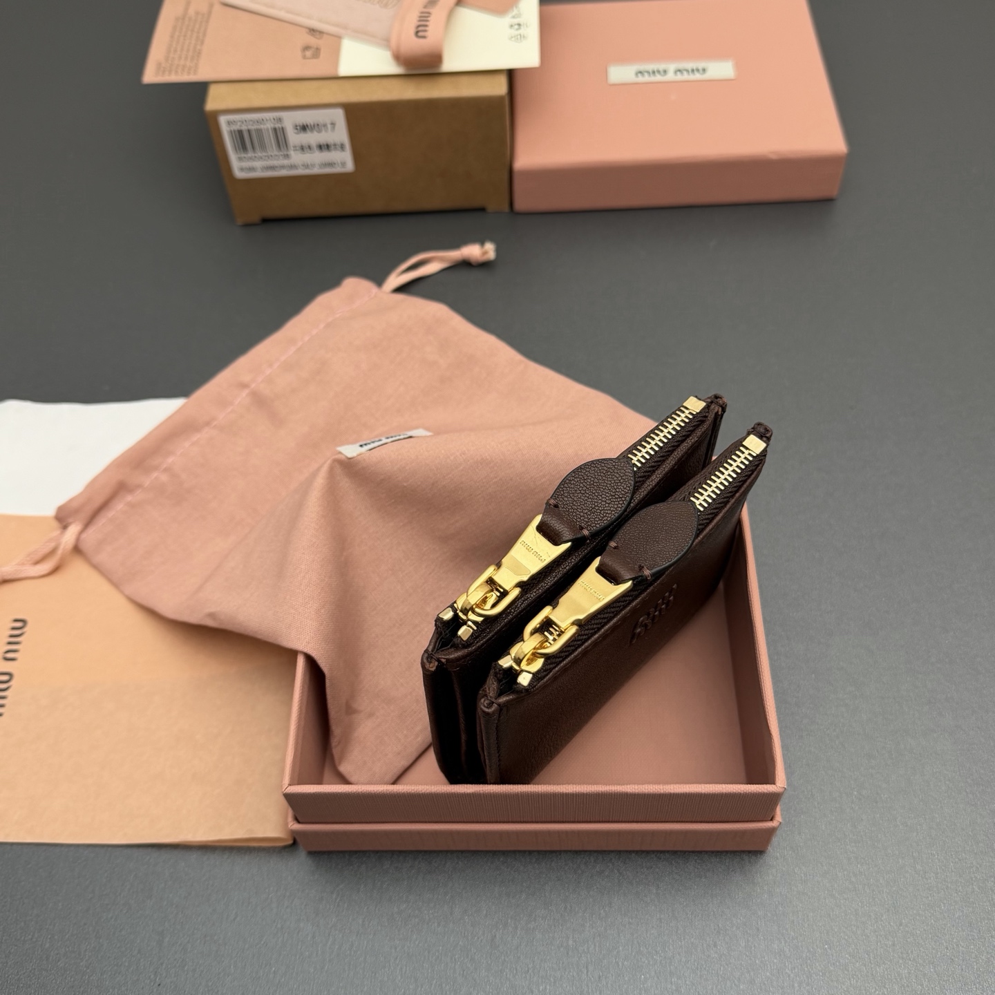 p285。【特级五金进口原厂皮】  复古羊皮革短款钱包
经典与复古细节融合于这款皮革钱包，正面饰有标志，尽显品牌格调，$宽敞的内部空间伴有卡槽和隔层，彰显功能性。
按扣开合
刻字徽标
一个钞票隔层
六个卡槽
两个内部口袋
两个拉链式零钱袋带衬里
编号:5MV017  石南木/植鞣羊皮
尺寸:宽度11厘米x高度9.2厘米