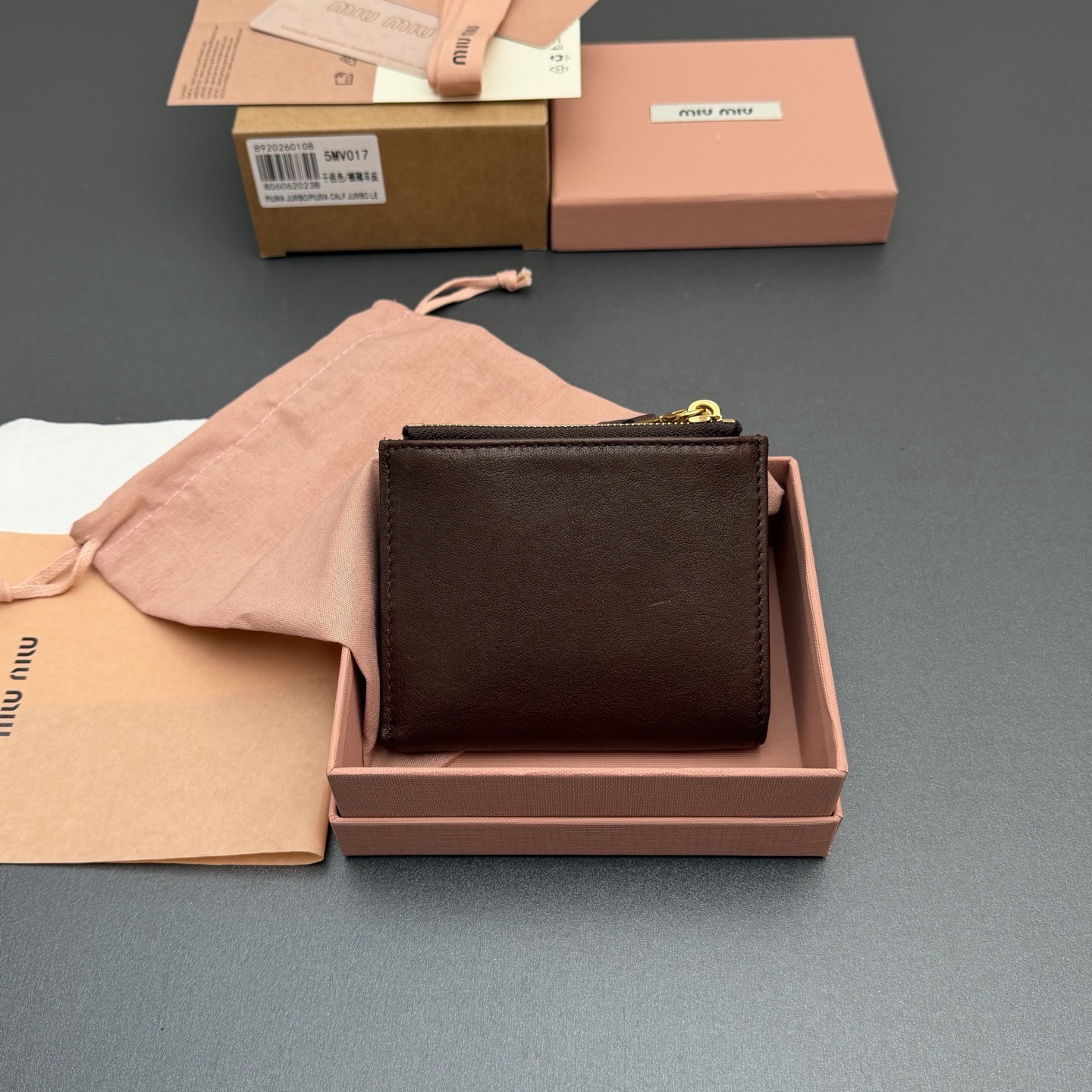 p285。【特级五金进口原厂皮】  复古羊皮革短款钱包
经典与复古细节融合于这款皮革钱包，正面饰有标志，尽显品牌格调，$宽敞的内部空间伴有卡槽和隔层，彰显功能性。
按扣开合
刻字徽标
一个钞票隔层
六个卡槽
两个内部口袋
两个拉链式零钱袋带衬里
编号:5MV017  石南木/植鞣羊皮
尺寸:宽度11厘米x高度9.2厘米
