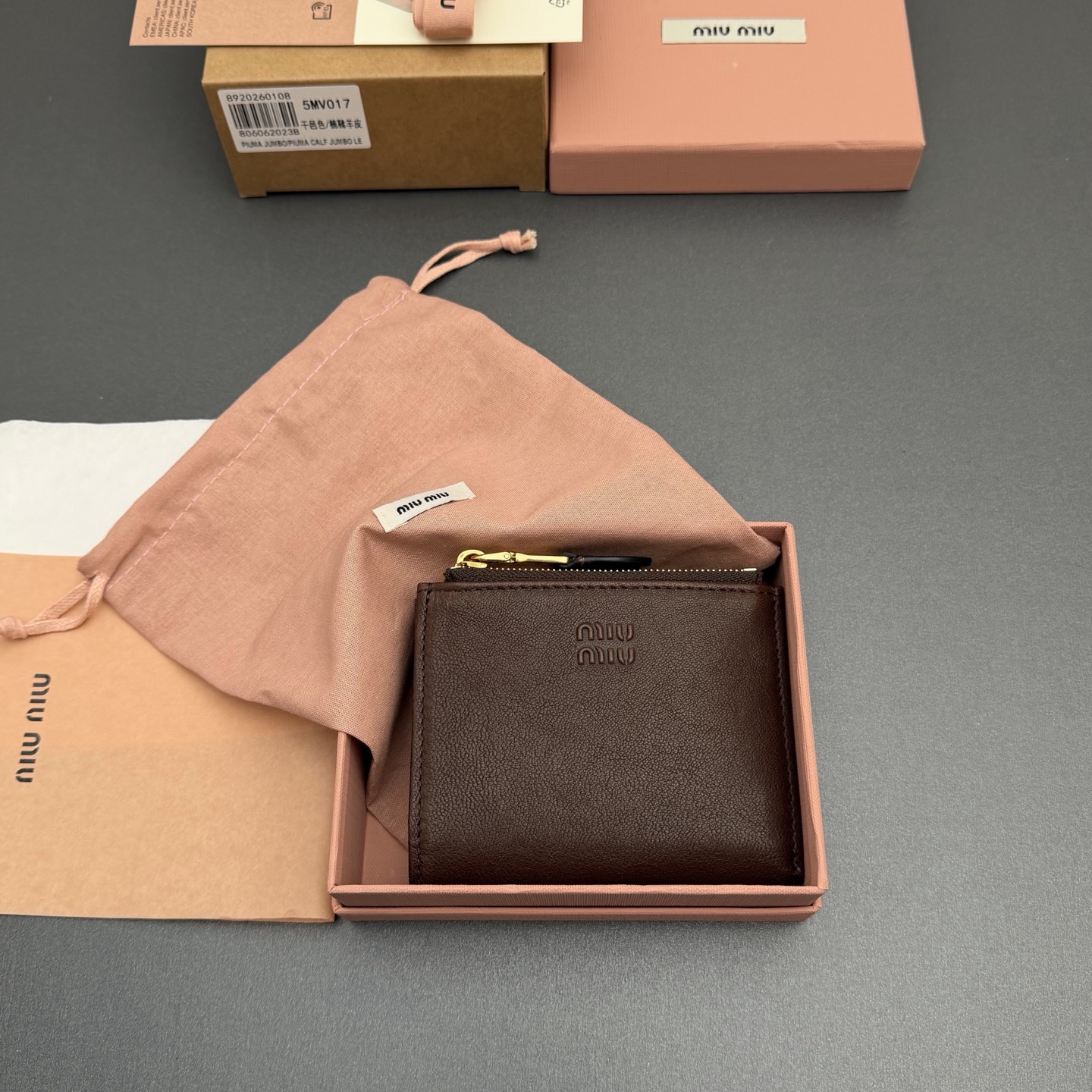 p285。【特级五金进口原厂皮】  复古羊皮革短款钱包
经典与复古细节融合于这款皮革钱包，正面饰有标志，尽显品牌格调，$宽敞的内部空间伴有卡槽和隔层，彰显功能性。
按扣开合
刻字徽标
一个钞票隔层
六个卡槽
两个内部口袋
两个拉链式零钱袋带衬里
编号:5MV017  石南木/植鞣羊皮
尺寸:宽度11厘米x高度9.2厘米