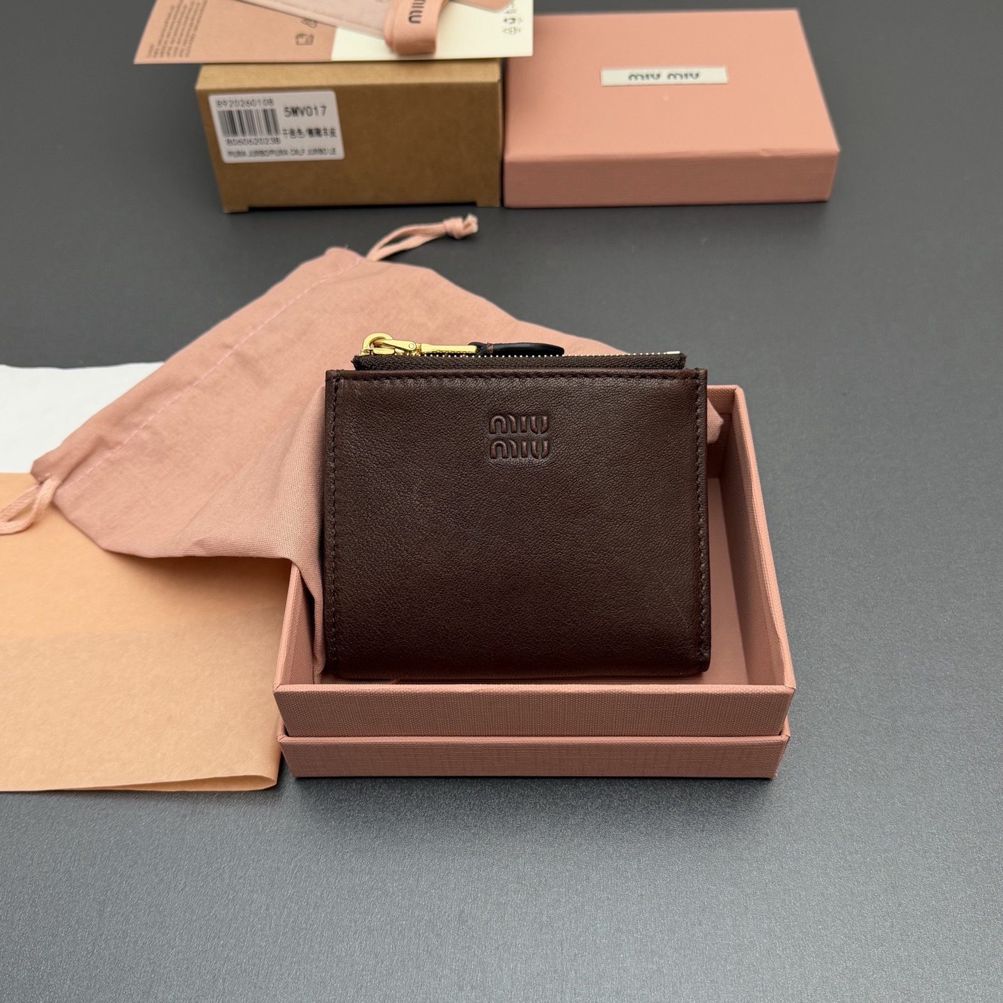 NO:714102,[Special grade hardware imported original leather] Retro sheepskin short wallet Classic and retro details are combined in this leather wallet, with a logo on the front, showing the brand style, and a spacious interior with card slots and compartments, highlighting functionality. Snap button closure Engraved logo One bill compartment Six card slots Two internal pockets Two zippered coin pockets with lining Number: 5MV017 Heather wood/vegetable tanned sheepskin  Size: width 11 cm x height 9.2 cm, miumiu, miumiu, wallets, sheepskin19860909【特级五金进口原厂皮】 复古羊皮革短款钱包 经典与复古细节融合于这款皮革钱包,正面饰有标志,尽显品牌格调,$宽敞的内部空间伴有卡槽和隔层,彰显功能性. 按扣开合 刻字徽标 一个钞票隔层 六个卡槽 两个内部口袋 两个拉链式零钱袋带衬里 编号:5MV017 石南木/植鞣羊皮 尺寸:宽度11厘米x高度9.2厘米,miumiu,miumiu,wallets,sheepskin,欧美剧