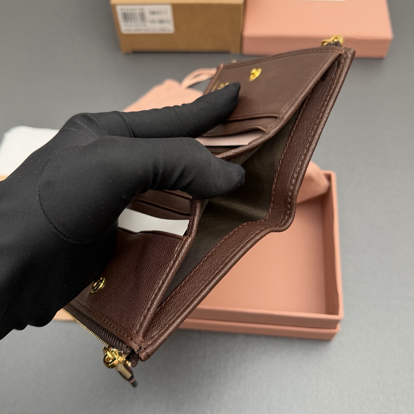 p285。【特级五金进口原厂皮】  复古羊皮革短款钱包
经典与复古细节融合于这款皮革钱包，正面饰有标志，尽显品牌格调，$宽敞的内部空间伴有卡槽和隔层，彰显功能性。
按扣开合
刻字徽标
一个钞票隔层
六个卡槽
两个内部口袋
两个拉链式零钱袋带衬里
编号:5MV017  石南木/植鞣羊皮
尺寸:宽度11厘米x高度9.2厘米