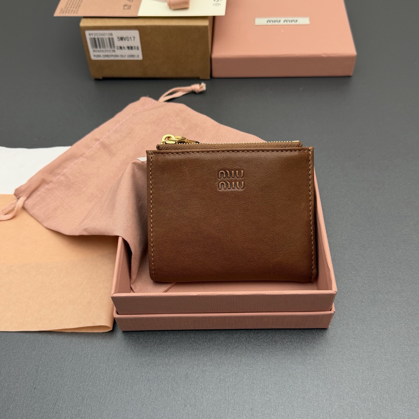 NO:714105,[Premium hardware imported original leather] Retro sheepskin short wallet Classic and retro details are combined in this leather wallet, with a logo on the front, showing the brand style, and a spacious interior with card slots and compartments, highlighting functionality. Snap button closure Engraved logo One bill compartment Six card slots Two internal pockets Two zippered coin pockets with lining Number: 5MV017 Cognac/vegetable tanned sheepskin  Size: width 11 cm x height 9.2 cm, miumiu, miumiu, wallets, sheepskin19860909【特级五金进口原厂皮】 复古羊皮革短款钱包 经典与复古细节融合于这款皮革钱包,正面饰有标志,尽显品牌格调,$宽敞的内部空间伴有卡槽和隔层,彰显功能性. 按扣开合 刻字徽标 一个钞票隔层 六个卡槽 两个内部口袋 两个拉链式零钱袋带衬里 编号:5MV017 干邑色/植鞣羊皮 尺寸:宽度11厘米x高度9.2厘米,miumiu,miumiu,wallets,sheepskin,欧美剧