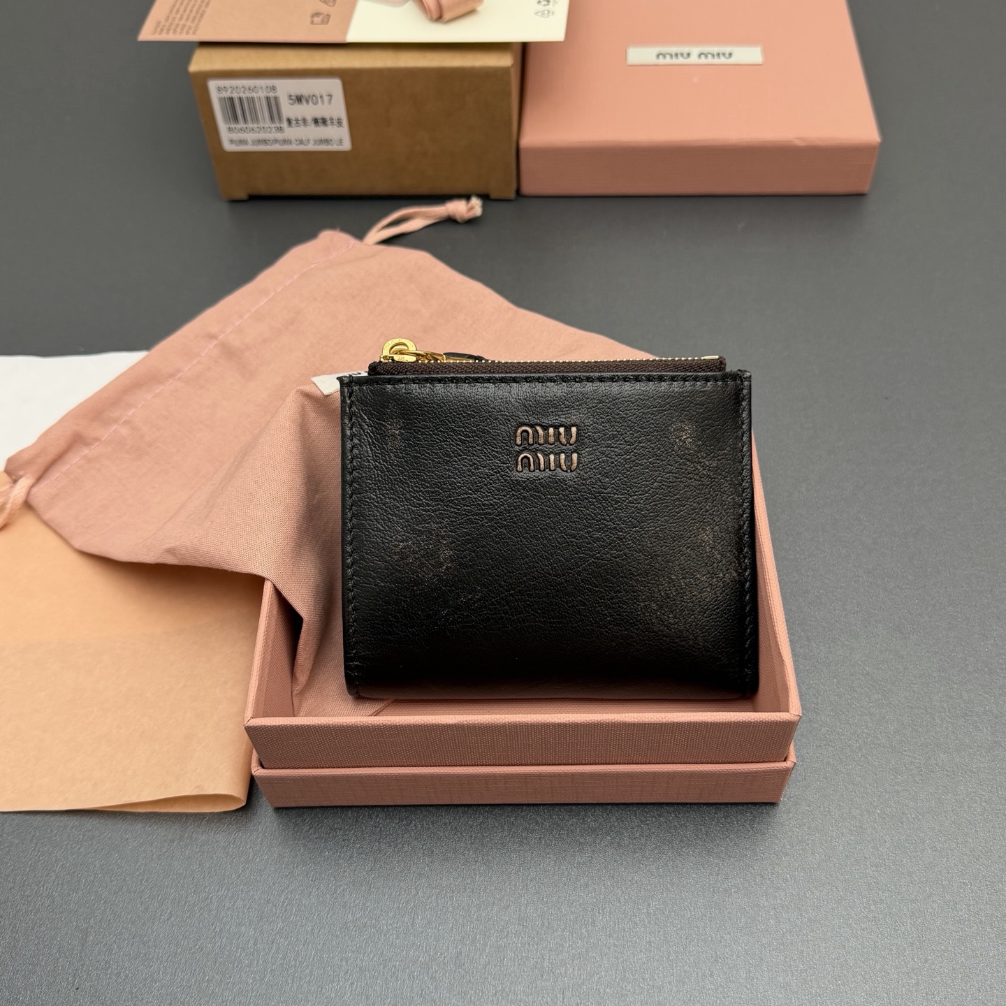 NO:714108,[Special grade hardware imported original leather] Retro sheepskin short wallet Classic and retro details are combined in this leather wallet, with a logo on the front, showing the brand style, and a spacious interior with card slots and compartments, highlighting functionality. Snap button closure Engraved logo One bill compartment Six card slots Two internal pockets Two zippered coin pockets with lining Number: 5MV017 Retro non/vegetable tanned sheepskin  Size: width 11 cm x height 9.2 cm, miumiu, miumiu, wallets, sheepskin19860909【特级五金进口原厂皮】 复古羊皮革短款钱包 经典与复古细节融合于这款皮革钱包,正面饰有标志,尽显品牌格调,$宽敞的内部空间伴有卡槽和隔层,彰显功能性. 按扣开合 刻字徽标 一个钞票隔层 六个卡槽 两个内部口袋 两个拉链式零钱袋带衬里 编号:5MV017 复古非/植鞣羊皮 尺寸:宽度11厘米x高度9.2厘米,miumiu,miumiu,wallets,sheepskin,欧美剧