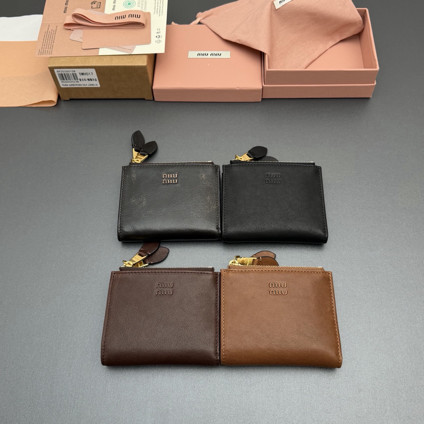 NO:714114,[Special grade hardware imported original leather] Sheep leather short wallet Classic and retro details are combined in this leather wallet, with a logo on the front, showing the brand style, and a spacious interior with card slots and compartments, highlighting functionality. Snap button closure Engraved logo One bill compartment Six card slots Two internal pockets Two zippered coin pockets with lining Number: 5MV017  Size: width 11 cm x height 9.2 cm, miumiu, miumiu, wallets, sheepskin19860909【特级五金进口原厂皮】 羊皮革短款钱包 经典与复古细节融合于这款皮革钱包,正面饰有标志,尽显品牌格调,$宽敞的内部空间伴有卡槽和隔层,彰显功能性. 按扣开合 刻字徽标 一个钞票隔层 六个卡槽 两个内部口袋 两个拉链式零钱袋带衬里 编号:5MV017  尺寸:宽度11厘米x高度9.2厘米,miumiu,miumiu,wallets,sheepskin,欧美剧