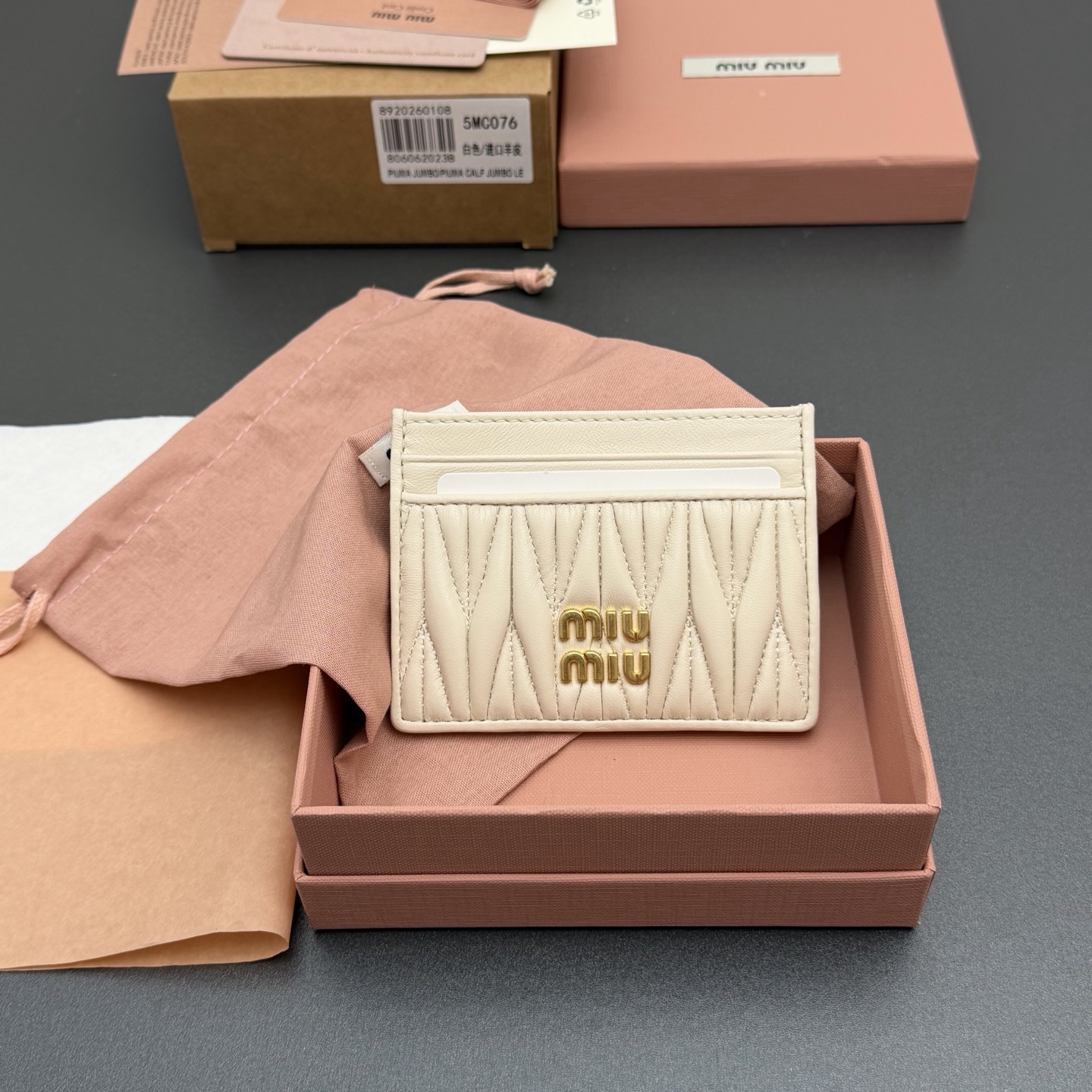 NO:718141,[Special grade hardware imported original leather] MATELASS Sheep Leather Card Holder This simple and compact accessory combines form and function, presenting a unique Matelassé sheep leather craftsmanship effect. The body is equipped with card slots, and the vertical metal lettering logo decoration gives a new look. Metal lettering logo Six card slots lined No.: 5MC076 Caramel/imported sheepskin Size: width 8.5 cm x height 8 cm, miumiu, miumiu, sheepskin19860909【特级五金进口原厂皮】 MATELASS 羊皮革卡包 这款简约紧凑的配饰融合形式与功能,呈现别致的Matelassé羊皮革工艺效果.夹身搭载卡槽,纵向金属刻字徽标装饰焕现新意. 金属刻字徽标 六个卡槽带衬里 编号:5MC076 焦糖/进口羊皮 尺寸:宽度8.5厘米x高度8厘米,miumiu,miumiu,sheepskin,欧美剧