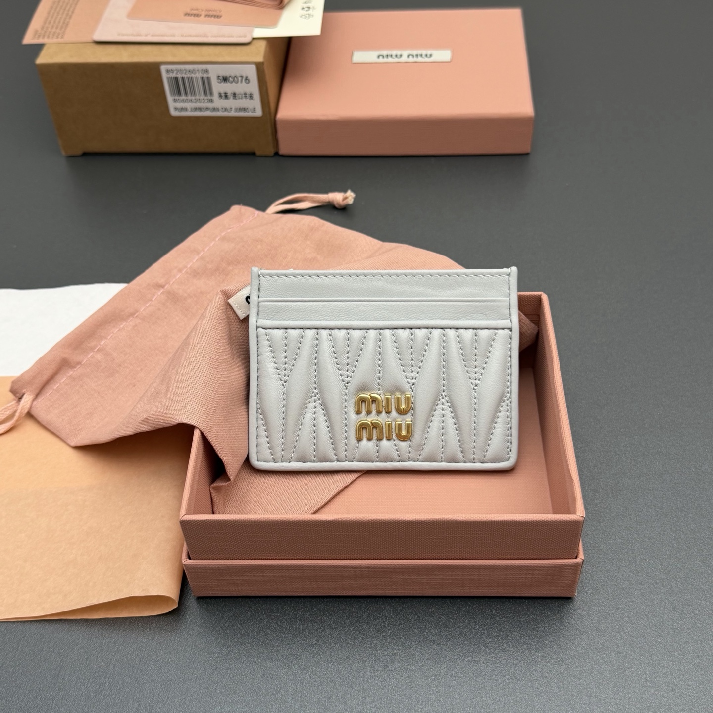 NO:714053,[Premium Hardware Imported Original Leather] MATELASS Sheep Leather Card Holder This simple and compact accessory combines form and function, presenting a unique Matelassé sheep leather craftsmanship effect. The body is equipped with card slots, and the vertical metal lettering logo decoration gives a new look. Metal lettering logo Six card slots lined No.: 5MC076 Gray blue/Imported sheepskin Size: width 8.5 cm x height 8 cm, miumiu, miumiu, sheepskin19860909【特级五金进口原厂皮】 MATELASS 羊皮革卡包 这款简约紧凑的配饰融合形式与功能,呈现别致的Matelassé羊皮革工艺效果.夹身搭载卡槽,纵向金属刻字徽标装饰焕现新意. 金属刻字徽标 六个卡槽带衬里 编号:5MC076 灰蓝/进口羊皮 尺寸:宽度8.5厘米x高度8厘米,miumiu,miumiu,sheepskin,欧美剧