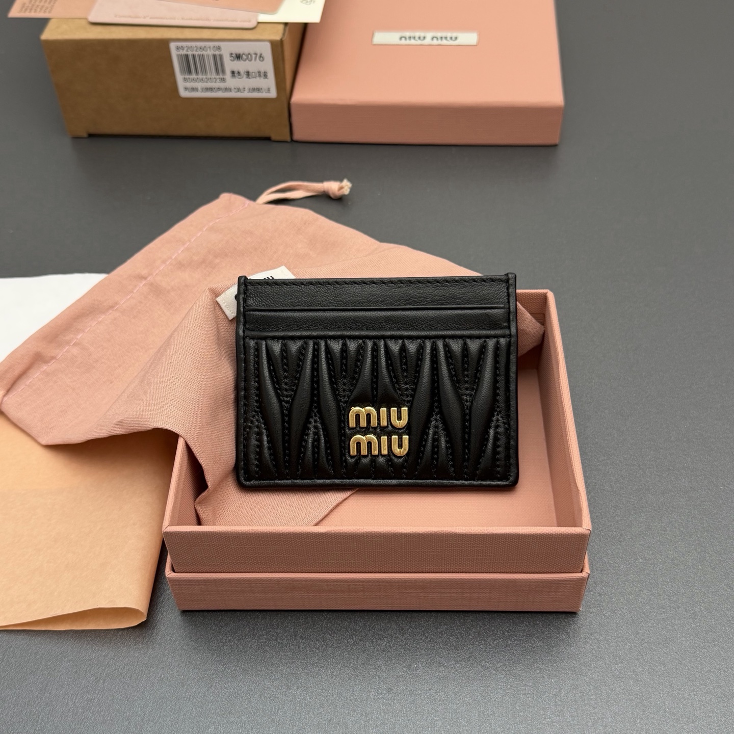 NO:714056,[Premium Hardware Imported Original Leather] MATELASS Sheep Leather Card Holder This simple and compact accessory combines form and function, presenting a unique Matelassé sheep leather craftsmanship effect. The body is equipped with card slots, and the vertical metal lettering logo decoration gives a new look. Metal lettering logo Six card slots with lining Number: 5MC076 Black/Imported sheepskin Size: Width 8.5 cm x Height 8 cm, miumiu, miumiu, sheepskin19860909【特级五金进口原厂皮】 MATELASS 羊皮革卡包 这款简约紧凑的配饰融合形式与功能,呈现别致的Matelassé羊皮革工艺效果.夹身搭载卡槽,纵向金属刻字徽标装饰焕现新意. 金属刻字徽标 六个卡槽带衬里 编号:5MC076 黑色/进口羊皮 尺寸:宽度8.5厘米x高度8厘米,miumiu,miumiu,sheepskin,欧美剧