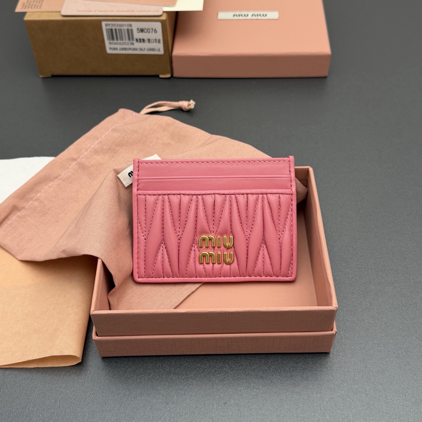 NO:714059,[Special grade hardware imported original leather] MATELASS sheepskin card holder This simple and compact accessory combines form and function, presenting a unique Matelassé sheepskin leather craft effect. The body is equipped with card slots, and the vertical metal lettering logo decoration gives a new look. Metal lettering logo Six card slots with lining No.: 5MC076 Begonia pink/imported sheepskin Size: width 8.5cm x height 8cm, miumiu, miumiu, sheepskin19860909【特级五金进口原厂皮】 MATELASS 羊皮革卡包 这款简约紧凑的配饰融合形式与功能,呈现别致的Matelassé羊皮革工艺效果.夹身搭载卡槽,纵向金属刻字徽标装饰焕现新意. 金属刻字徽标 六个卡槽带衬里 编号:5MC076 海棠粉/进口羊皮 尺寸:宽度8.5厘米x高度8厘米,miumiu,miumiu,sheepskin,欧美剧