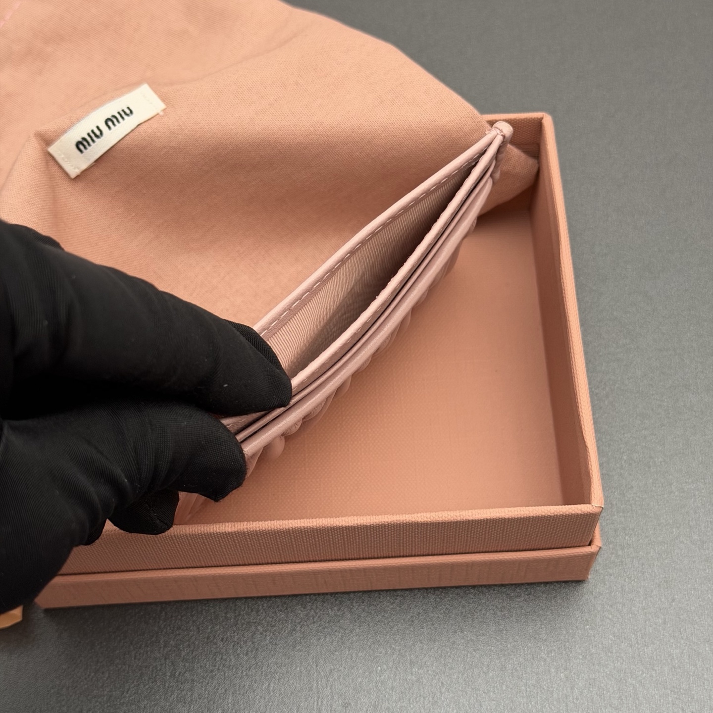 p220。【特级五金进口原厂皮】 MATELASS&Eacute; 羊皮革卡包
这款简约紧凑的配饰融合形式与功能，呈现别致的Matelass&eacute;羊皮革工艺效果。夹身搭载卡槽，纵向金属刻字徽标装饰焕现新意。
金属刻字徽标
六个卡槽带衬里
编号:5MC076  浅粉/进口羊皮
尺寸:宽度8.5厘米x高度8厘米