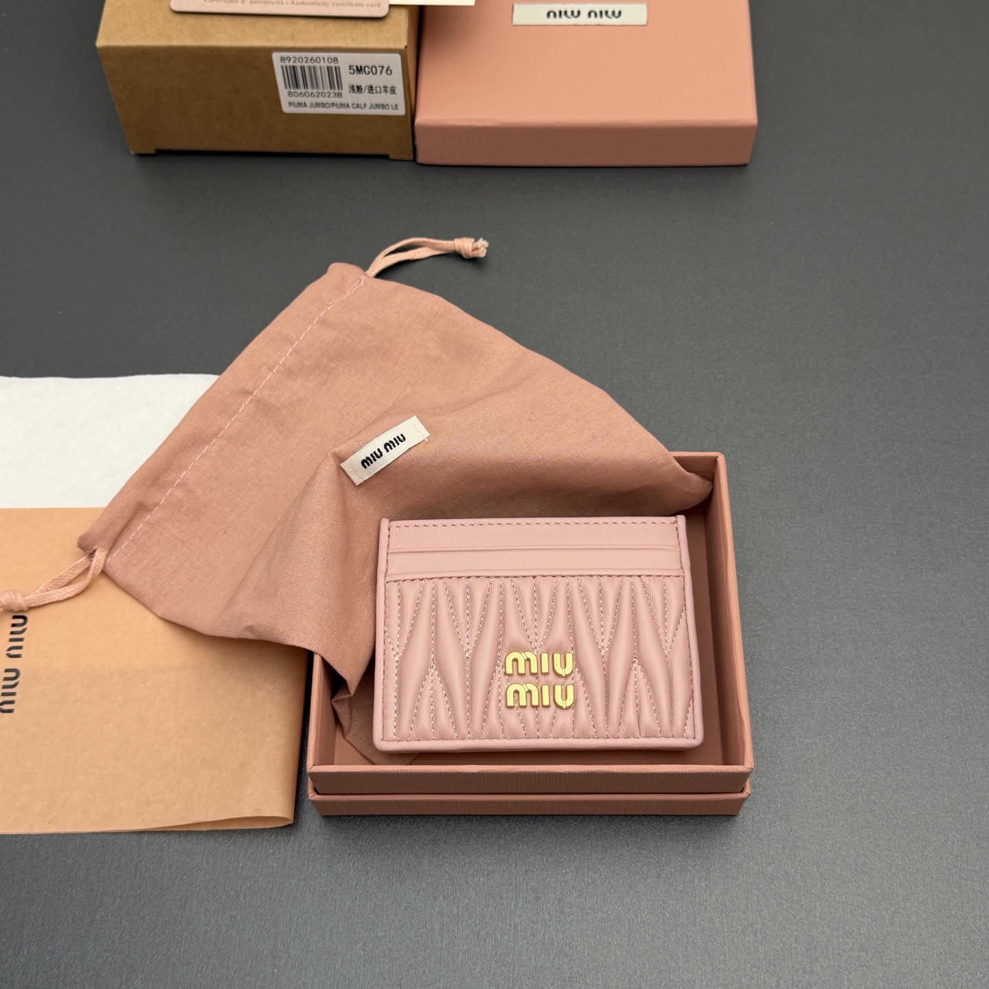 p220。【特级五金进口原厂皮】 MATELASS&Eacute; 羊皮革卡包
这款简约紧凑的配饰融合形式与功能，呈现别致的Matelass&eacute;羊皮革工艺效果。夹身搭载卡槽，纵向金属刻字徽标装饰焕现新意。
金属刻字徽标
六个卡槽带衬里
编号:5MC076  浅粉/进口羊皮
尺寸:宽度8.5厘米x高度8厘米