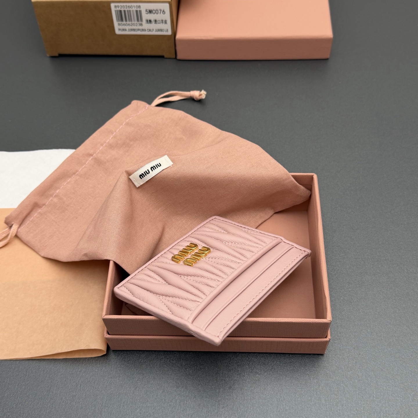 p220。【特级五金进口原厂皮】 MATELASS&Eacute; 羊皮革卡包
这款简约紧凑的配饰融合形式与功能，呈现别致的Matelass&eacute;羊皮革工艺效果。夹身搭载卡槽，纵向金属刻字徽标装饰焕现新意。
金属刻字徽标
六个卡槽带衬里
编号:5MC076  浅粉/进口羊皮
尺寸:宽度8.5厘米x高度8厘米