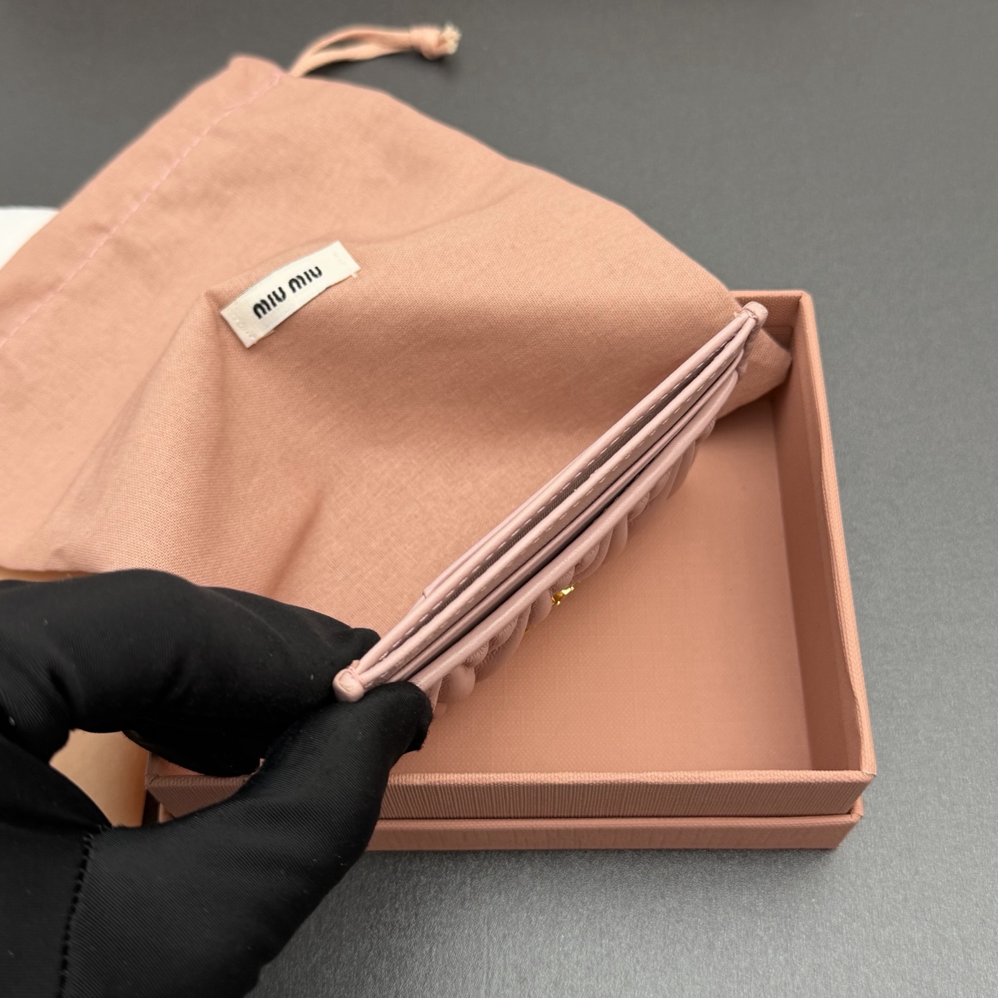 p220。【特级五金进口原厂皮】 MATELASS&Eacute; 羊皮革卡包
这款简约紧凑的配饰融合形式与功能，呈现别致的Matelass&eacute;羊皮革工艺效果。夹身搭载卡槽，纵向金属刻字徽标装饰焕现新意。
金属刻字徽标
六个卡槽带衬里
编号:5MC076  浅粉/进口羊皮
尺寸:宽度8.5厘米x高度8厘米