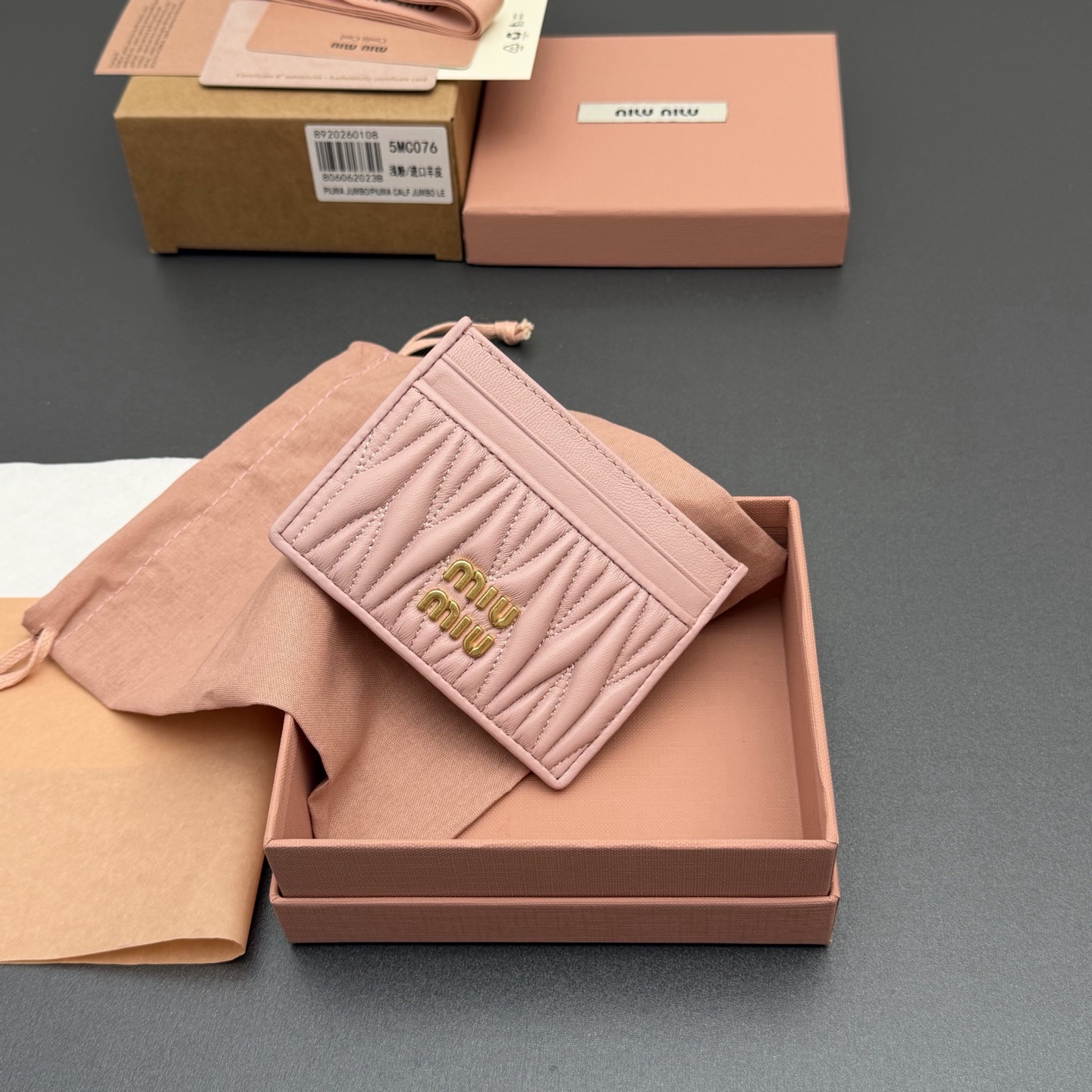 p220。【特级五金进口原厂皮】 MATELASS&Eacute; 羊皮革卡包
这款简约紧凑的配饰融合形式与功能，呈现别致的Matelass&eacute;羊皮革工艺效果。夹身搭载卡槽，纵向金属刻字徽标装饰焕现新意。
金属刻字徽标
六个卡槽带衬里
编号:5MC076  浅粉/进口羊皮
尺寸:宽度8.5厘米x高度8厘米