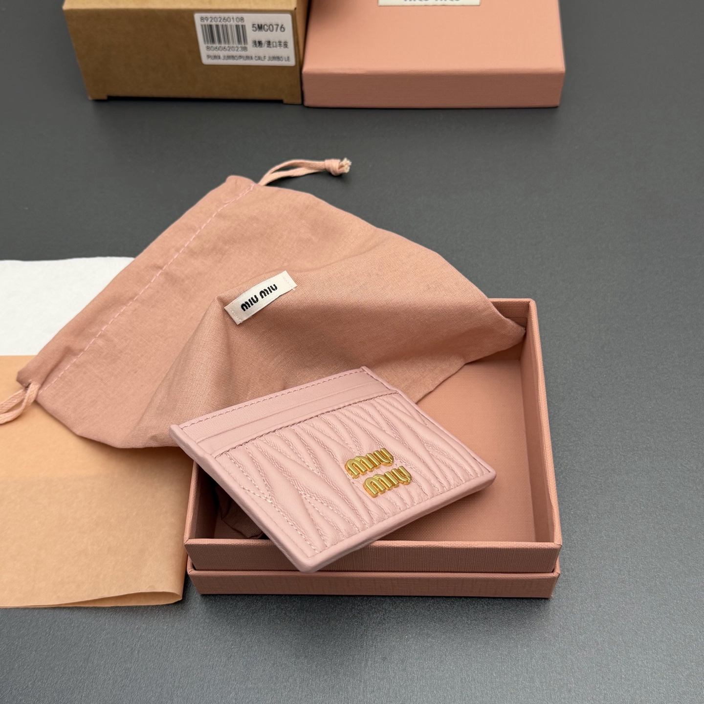 p220。【特级五金进口原厂皮】 MATELASS&Eacute; 羊皮革卡包
这款简约紧凑的配饰融合形式与功能，呈现别致的Matelass&eacute;羊皮革工艺效果。夹身搭载卡槽，纵向金属刻字徽标装饰焕现新意。
金属刻字徽标
六个卡槽带衬里
编号:5MC076  浅粉/进口羊皮
尺寸:宽度8.5厘米x高度8厘米