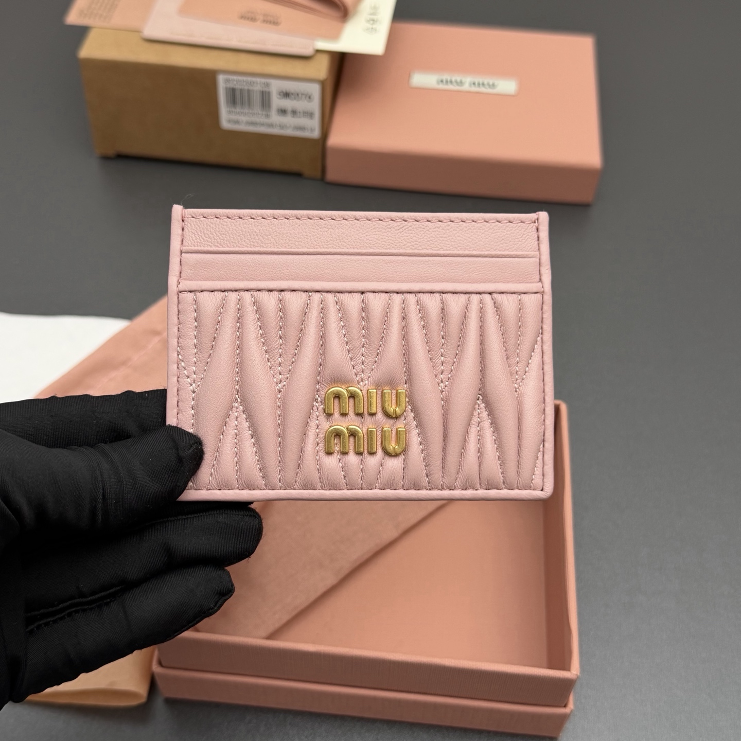 p220。【特级五金进口原厂皮】 MATELASS&Eacute; 羊皮革卡包
这款简约紧凑的配饰融合形式与功能，呈现别致的Matelass&eacute;羊皮革工艺效果。夹身搭载卡槽，纵向金属刻字徽标装饰焕现新意。
金属刻字徽标
六个卡槽带衬里
编号:5MC076  浅粉/进口羊皮
尺寸:宽度8.5厘米x高度8厘米