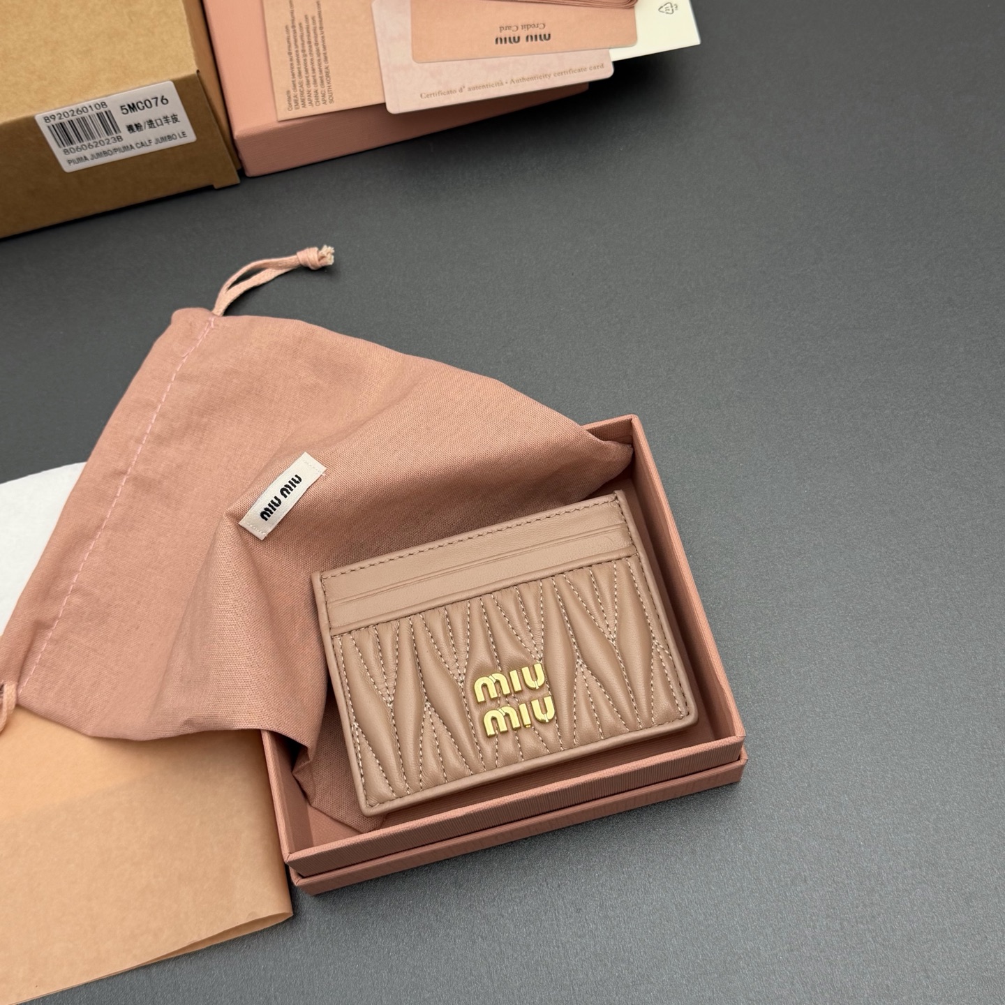 p220。【特级五金进口原厂皮】 MATELASS&Eacute; 羊皮革卡包
这款简约紧凑的配饰融合形式与功能，呈现别致的Matelass&eacute;羊皮革工艺效果。夹身搭载卡槽，纵向金属刻字徽标装饰焕现新意。
金属刻字徽标
六个卡槽带衬里
编号:5MC076  裸粉/进口羊皮
尺寸:宽度8.5厘米x高度8厘米