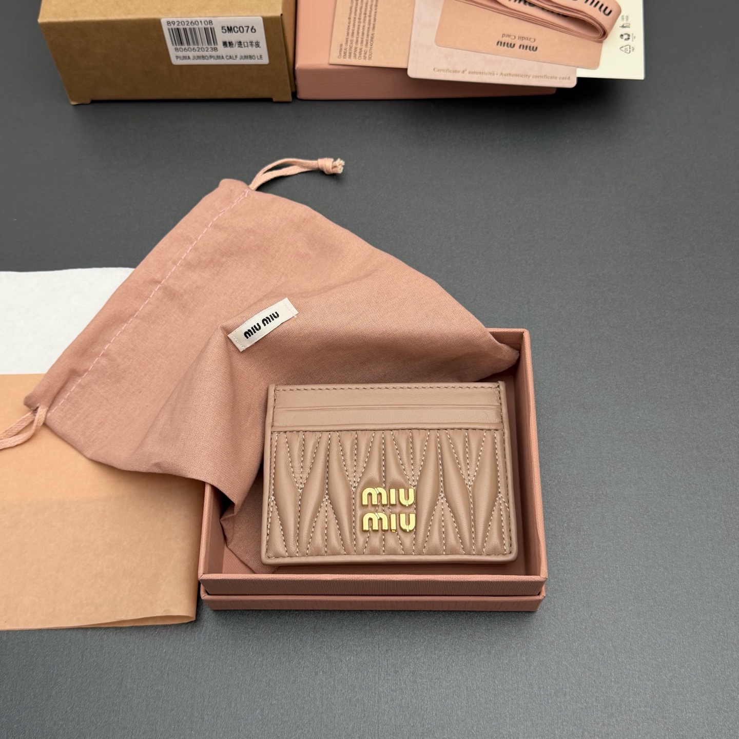 p220。【特级五金进口原厂皮】 MATELASS&Eacute; 羊皮革卡包
这款简约紧凑的配饰融合形式与功能，呈现别致的Matelass&eacute;羊皮革工艺效果。夹身搭载卡槽，纵向金属刻字徽标装饰焕现新意。
金属刻字徽标
六个卡槽带衬里
编号:5MC076  裸粉/进口羊皮
尺寸:宽度8.5厘米x高度8厘米