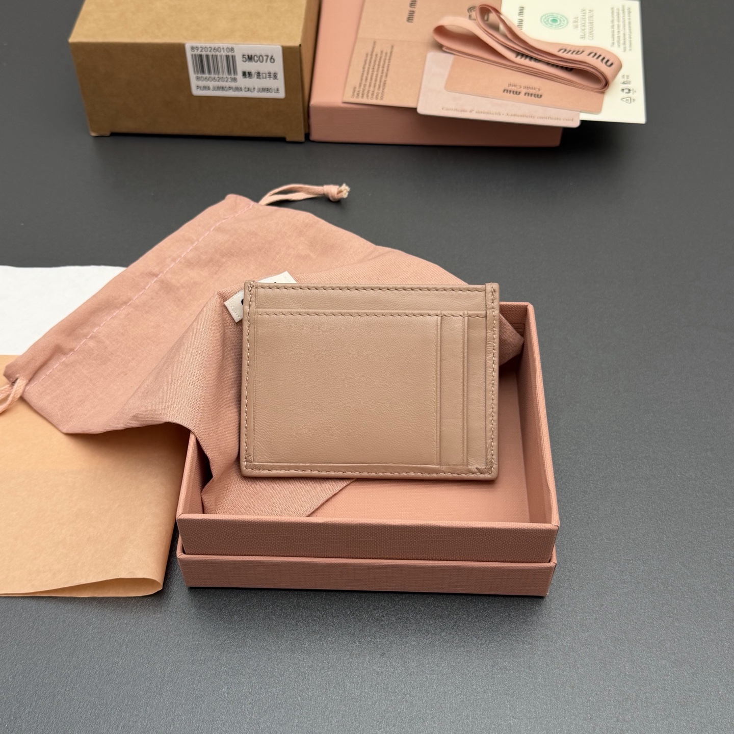 p220。【特级五金进口原厂皮】 MATELASS&Eacute; 羊皮革卡包
这款简约紧凑的配饰融合形式与功能，呈现别致的Matelass&eacute;羊皮革工艺效果。夹身搭载卡槽，纵向金属刻字徽标装饰焕现新意。
金属刻字徽标
六个卡槽带衬里
编号:5MC076  裸粉/进口羊皮
尺寸:宽度8.5厘米x高度8厘米