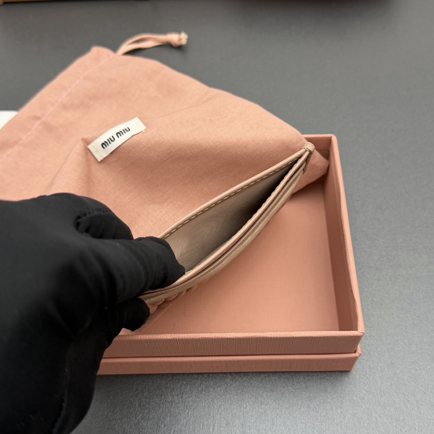 p220。【特级五金进口原厂皮】 MATELASS&Eacute; 羊皮革卡包
这款简约紧凑的配饰融合形式与功能，呈现别致的Matelass&eacute;羊皮革工艺效果。夹身搭载卡槽，纵向金属刻字徽标装饰焕现新意。
金属刻字徽标
六个卡槽带衬里
编号:5MC076  裸粉/进口羊皮
尺寸:宽度8.5厘米x高度8厘米