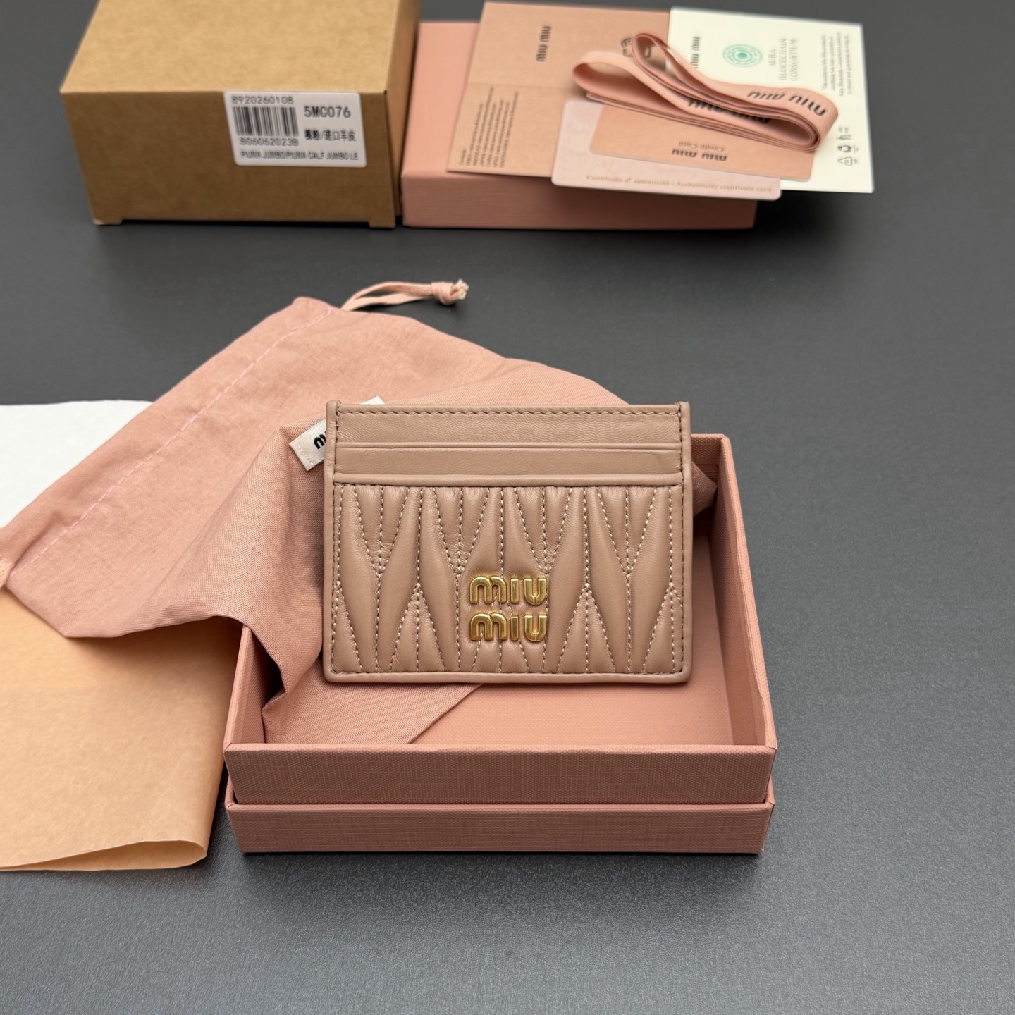 NO:714065,[Special grade hardware imported original leather] MATELASS sheepskin card holder This simple and compact accessory combines form and function, presenting a unique Matelassé sheepskin leather craft effect. The body is equipped with card slots, and the vertical metal lettering logo decoration brings a new look. Metal lettering logo Six card slots with lining No.: 5MC076 Nude pink/imported sheepskin Size: width 8.5cm x height 8cm, miumiu, miumiu, sheepskin19860909【特级五金进口原厂皮】 MATELASS 羊皮革卡包 这款简约紧凑的配饰融合形式与功能,呈现别致的Matelassé羊皮革工艺效果.夹身搭载卡槽,纵向金属刻字徽标装饰焕现新意. 金属刻字徽标 六个卡槽带衬里 编号:5MC076 裸粉/进口羊皮 尺寸:宽度8.5厘米x高度8厘米,miumiu,miumiu,sheepskin,欧美剧