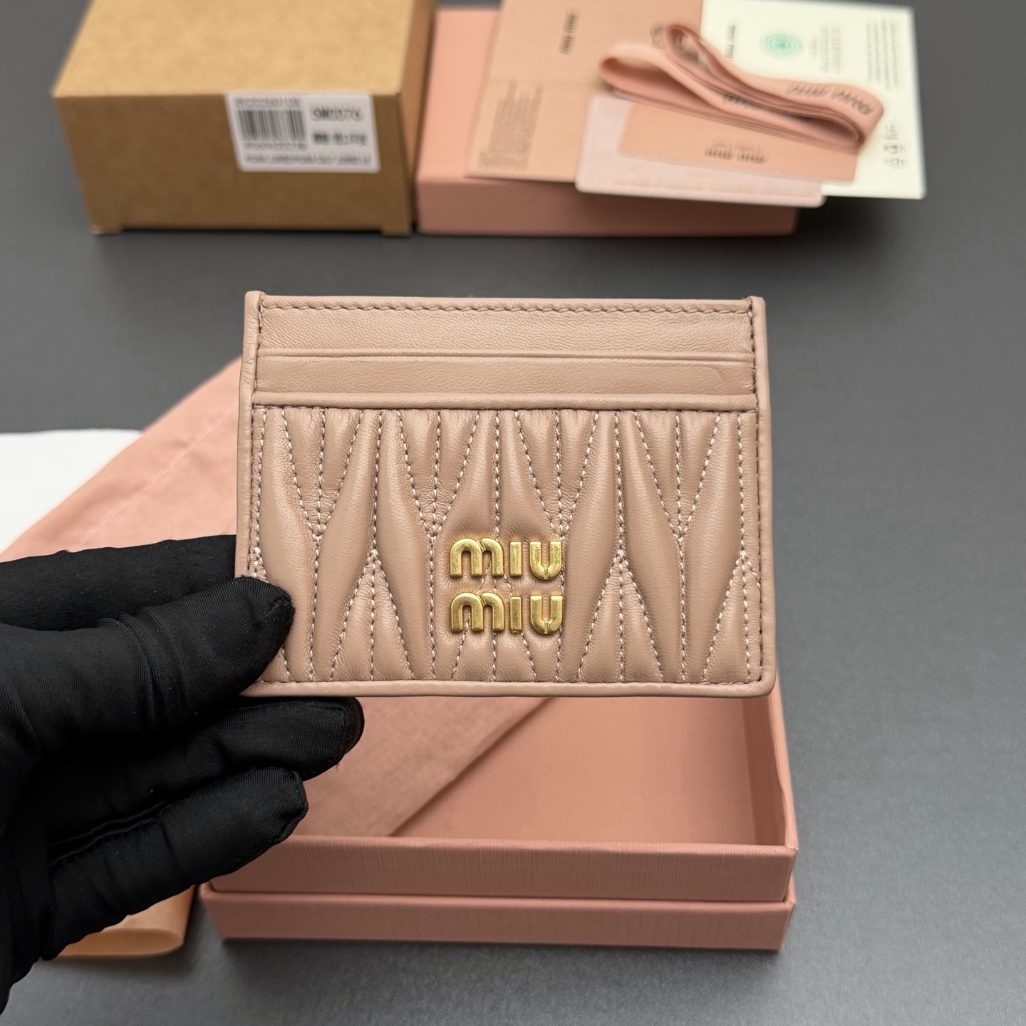 p220。【特级五金进口原厂皮】 MATELASS&Eacute; 羊皮革卡包
这款简约紧凑的配饰融合形式与功能，呈现别致的Matelass&eacute;羊皮革工艺效果。夹身搭载卡槽，纵向金属刻字徽标装饰焕现新意。
金属刻字徽标
六个卡槽带衬里
编号:5MC076  裸粉/进口羊皮
尺寸:宽度8.5厘米x高度8厘米