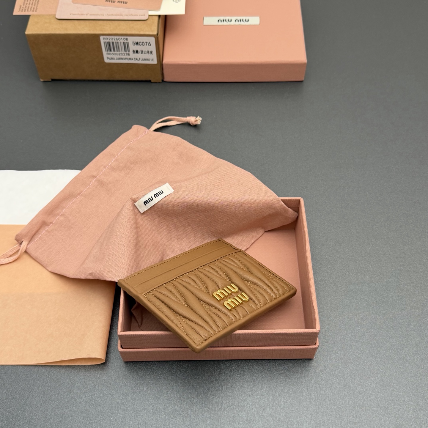 p220。【特级五金进口原厂皮】 MATELASS&Eacute; 羊皮革卡包
这款简约紧凑的配饰融合形式与功能，呈现别致的Matelass&eacute;羊皮革工艺效果。夹身搭载卡槽，纵向金属刻字徽标装饰焕现新意。
金属刻字徽标
六个卡槽带衬里
编号:5MC076  焦糖/进口羊皮
尺寸:宽度8.5厘米x高度8厘米