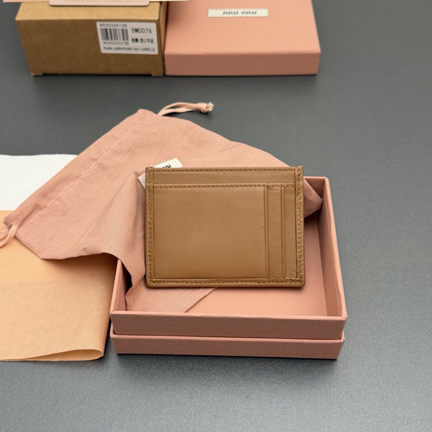 p220。【特级五金进口原厂皮】 MATELASS&Eacute; 羊皮革卡包
这款简约紧凑的配饰融合形式与功能，呈现别致的Matelass&eacute;羊皮革工艺效果。夹身搭载卡槽，纵向金属刻字徽标装饰焕现新意。
金属刻字徽标
六个卡槽带衬里
编号:5MC076  焦糖/进口羊皮
尺寸:宽度8.5厘米x高度8厘米