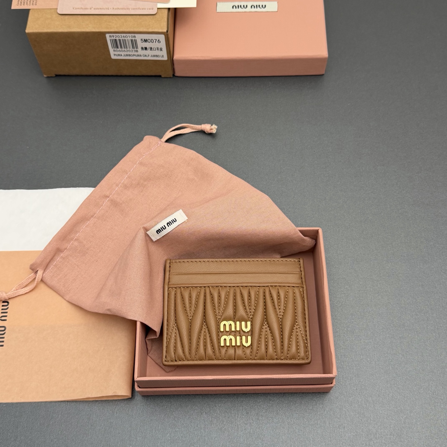 p220。【特级五金进口原厂皮】 MATELASS&Eacute; 羊皮革卡包
这款简约紧凑的配饰融合形式与功能，呈现别致的Matelass&eacute;羊皮革工艺效果。夹身搭载卡槽，纵向金属刻字徽标装饰焕现新意。
金属刻字徽标
六个卡槽带衬里
编号:5MC076  焦糖/进口羊皮
尺寸:宽度8.5厘米x高度8厘米