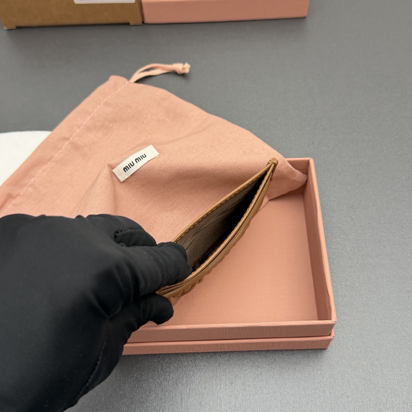 p220。【特级五金进口原厂皮】 MATELASS&Eacute; 羊皮革卡包
这款简约紧凑的配饰融合形式与功能，呈现别致的Matelass&eacute;羊皮革工艺效果。夹身搭载卡槽，纵向金属刻字徽标装饰焕现新意。
金属刻字徽标
六个卡槽带衬里
编号:5MC076  焦糖/进口羊皮
尺寸:宽度8.5厘米x高度8厘米