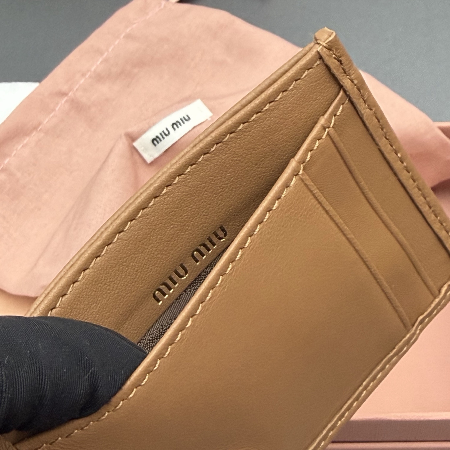 p220。【特级五金进口原厂皮】 MATELASS&Eacute; 羊皮革卡包
这款简约紧凑的配饰融合形式与功能，呈现别致的Matelass&eacute;羊皮革工艺效果。夹身搭载卡槽，纵向金属刻字徽标装饰焕现新意。
金属刻字徽标
六个卡槽带衬里
编号:5MC076  焦糖/进口羊皮
尺寸:宽度8.5厘米x高度8厘米