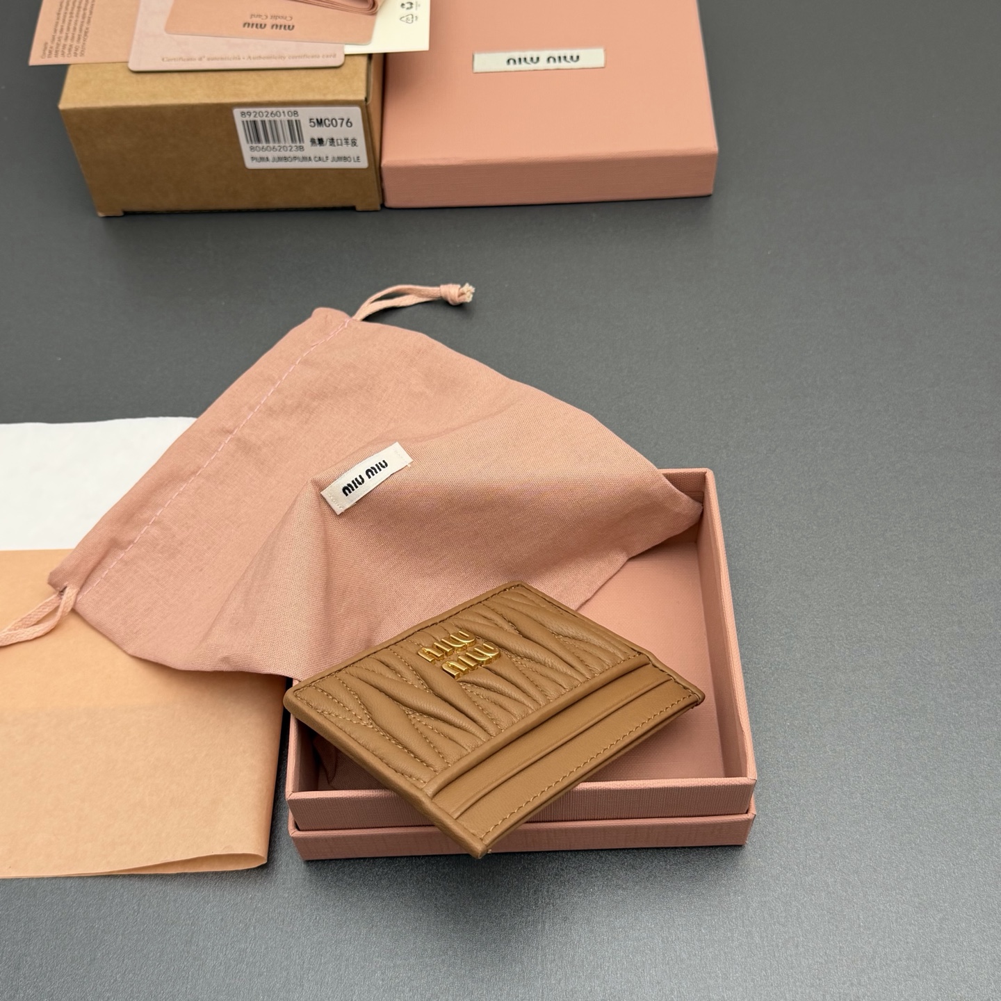 p220。【特级五金进口原厂皮】 MATELASS&Eacute; 羊皮革卡包
这款简约紧凑的配饰融合形式与功能，呈现别致的Matelass&eacute;羊皮革工艺效果。夹身搭载卡槽，纵向金属刻字徽标装饰焕现新意。
金属刻字徽标
六个卡槽带衬里
编号:5MC076  焦糖/进口羊皮
尺寸:宽度8.5厘米x高度8厘米