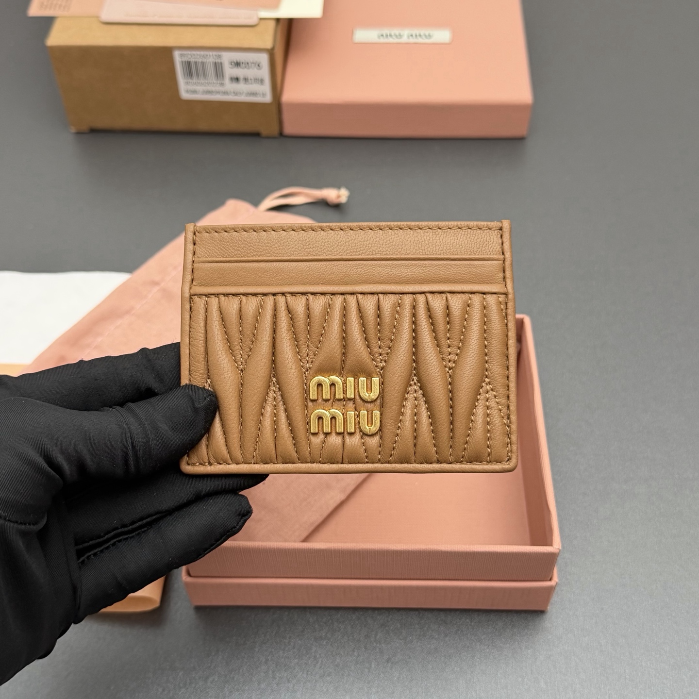 p220。【特级五金进口原厂皮】 MATELASS&Eacute; 羊皮革卡包
这款简约紧凑的配饰融合形式与功能，呈现别致的Matelass&eacute;羊皮革工艺效果。夹身搭载卡槽，纵向金属刻字徽标装饰焕现新意。
金属刻字徽标
六个卡槽带衬里
编号:5MC076  焦糖/进口羊皮
尺寸:宽度8.5厘米x高度8厘米