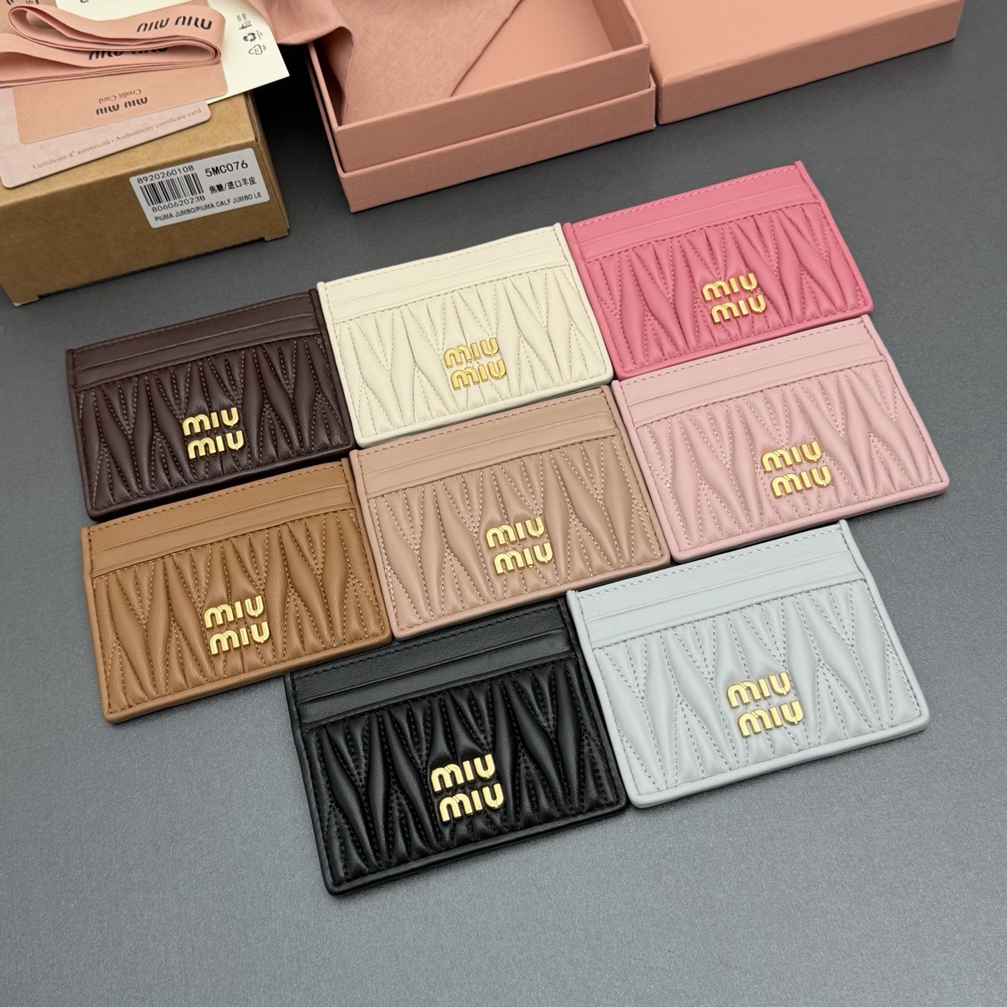 【特级五金进口原厂皮】 MATELASS&Eacute; 羊皮革卡包
这款简约紧凑的配饰融合形式与功能，呈现别致的Matelass&eacute;羊皮革工艺效果。夹身搭载卡槽，纵向金属刻字徽标装饰焕现新意。
金属刻字徽标
六个卡槽带衬里
编号:5MC076  
尺寸:宽度8.5厘米x高度8厘米