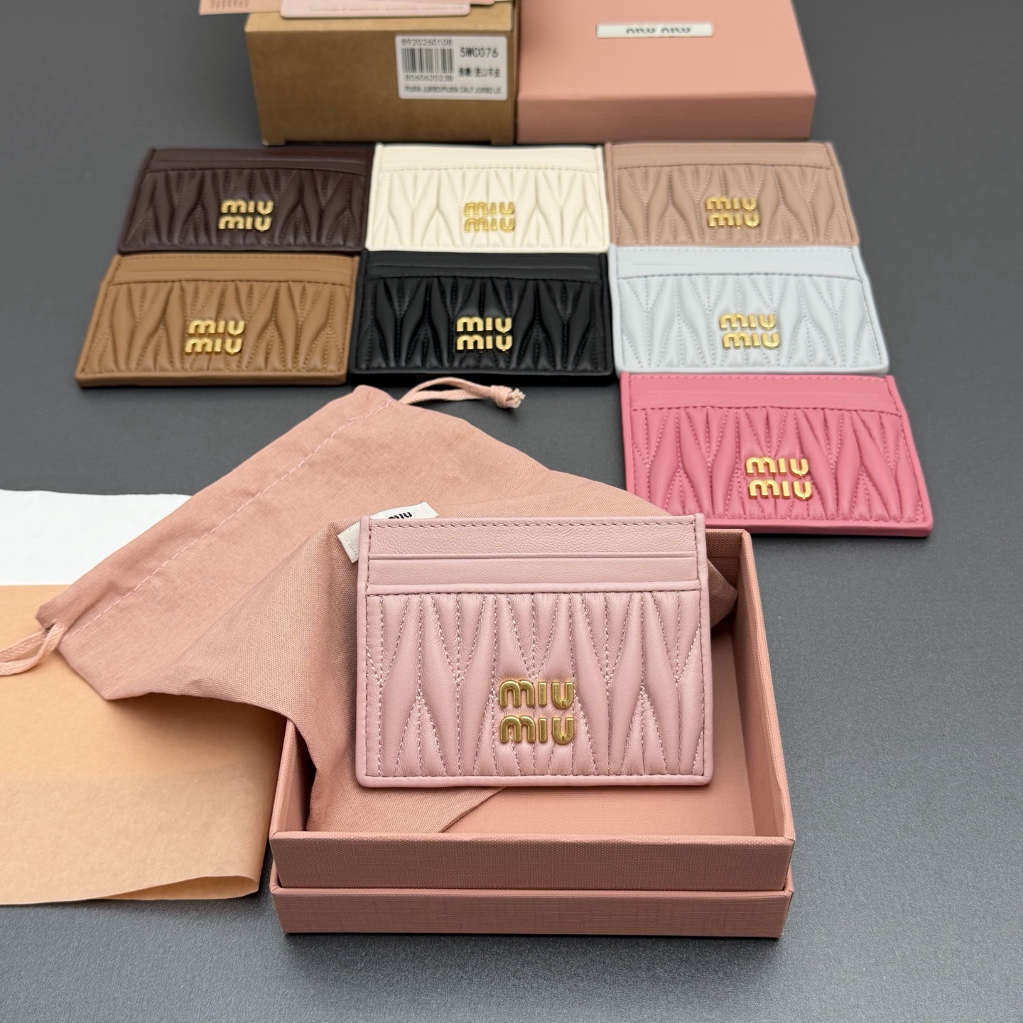 【特级五金进口原厂皮】 MATELASS&Eacute; 羊皮革卡包
这款简约紧凑的配饰融合形式与功能，呈现别致的Matelass&eacute;羊皮革工艺效果。夹身搭载卡槽，纵向金属刻字徽标装饰焕现新意。
金属刻字徽标
六个卡槽带衬里
编号:5MC076  
尺寸:宽度8.5厘米x高度8厘米