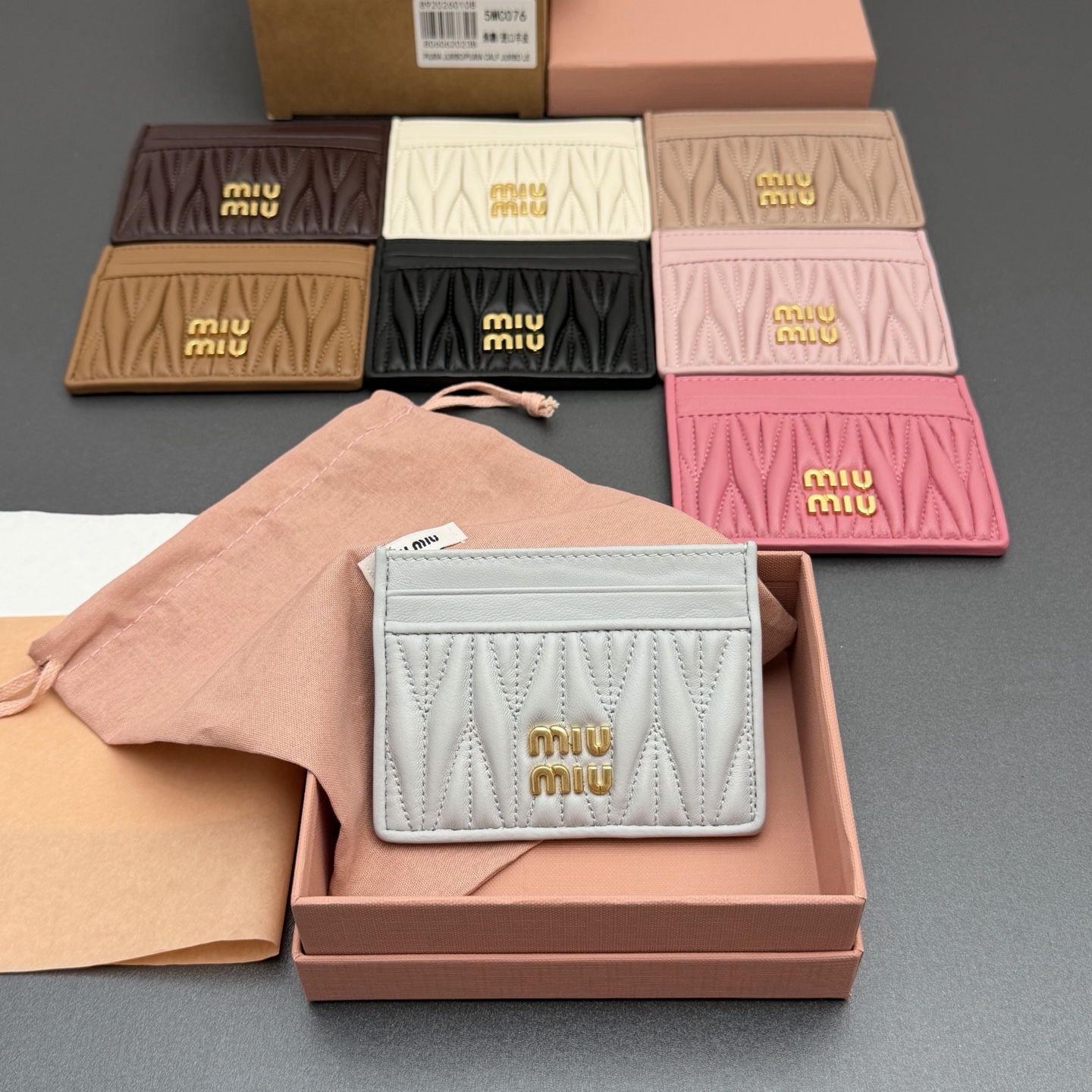 【特级五金进口原厂皮】 MATELASS&Eacute; 羊皮革卡包
这款简约紧凑的配饰融合形式与功能，呈现别致的Matelass&eacute;羊皮革工艺效果。夹身搭载卡槽，纵向金属刻字徽标装饰焕现新意。
金属刻字徽标
六个卡槽带衬里
编号:5MC076  
尺寸:宽度8.5厘米x高度8厘米