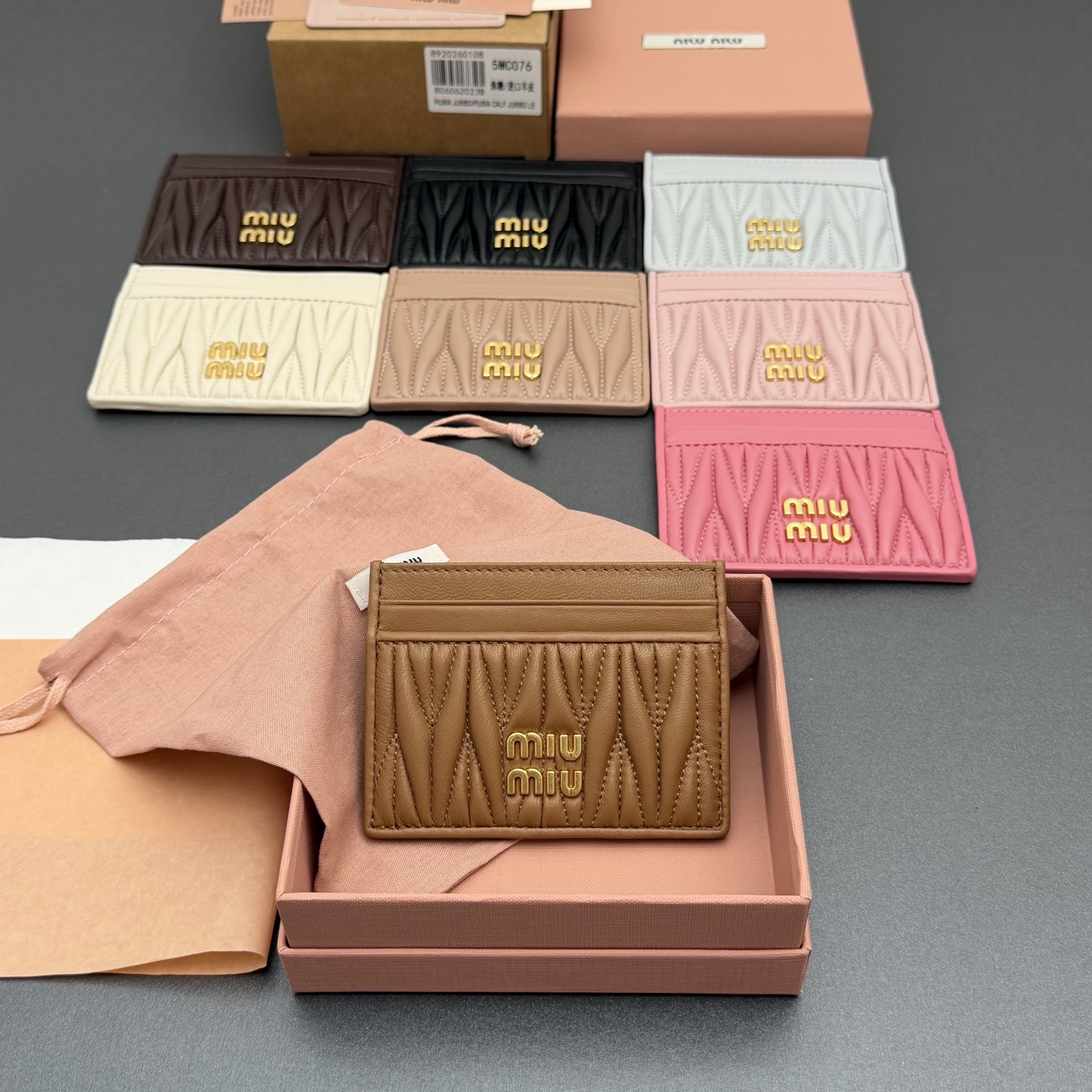 【特级五金进口原厂皮】 MATELASS&Eacute; 羊皮革卡包
这款简约紧凑的配饰融合形式与功能，呈现别致的Matelass&eacute;羊皮革工艺效果。夹身搭载卡槽，纵向金属刻字徽标装饰焕现新意。
金属刻字徽标
六个卡槽带衬里
编号:5MC076  
尺寸:宽度8.5厘米x高度8厘米