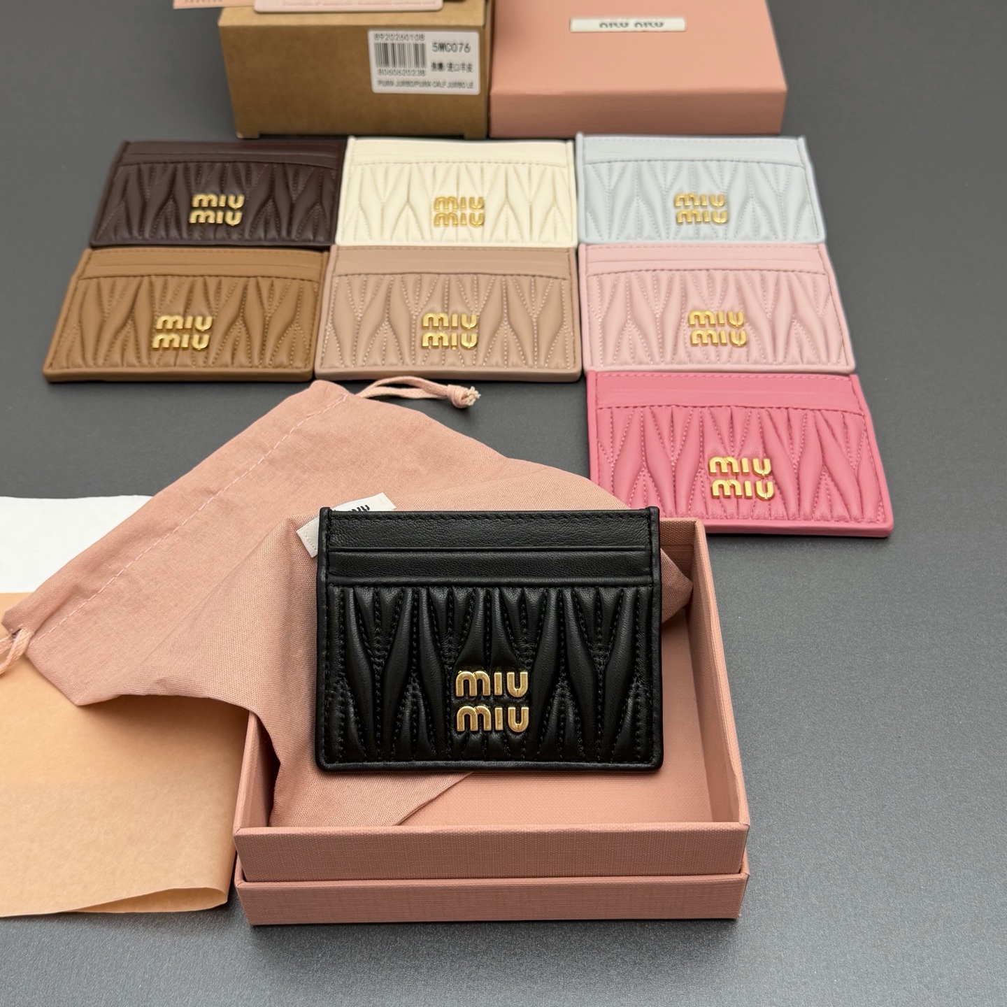 【特级五金进口原厂皮】 MATELASS&Eacute; 羊皮革卡包
这款简约紧凑的配饰融合形式与功能，呈现别致的Matelass&eacute;羊皮革工艺效果。夹身搭载卡槽，纵向金属刻字徽标装饰焕现新意。
金属刻字徽标
六个卡槽带衬里
编号:5MC076  
尺寸:宽度8.5厘米x高度8厘米