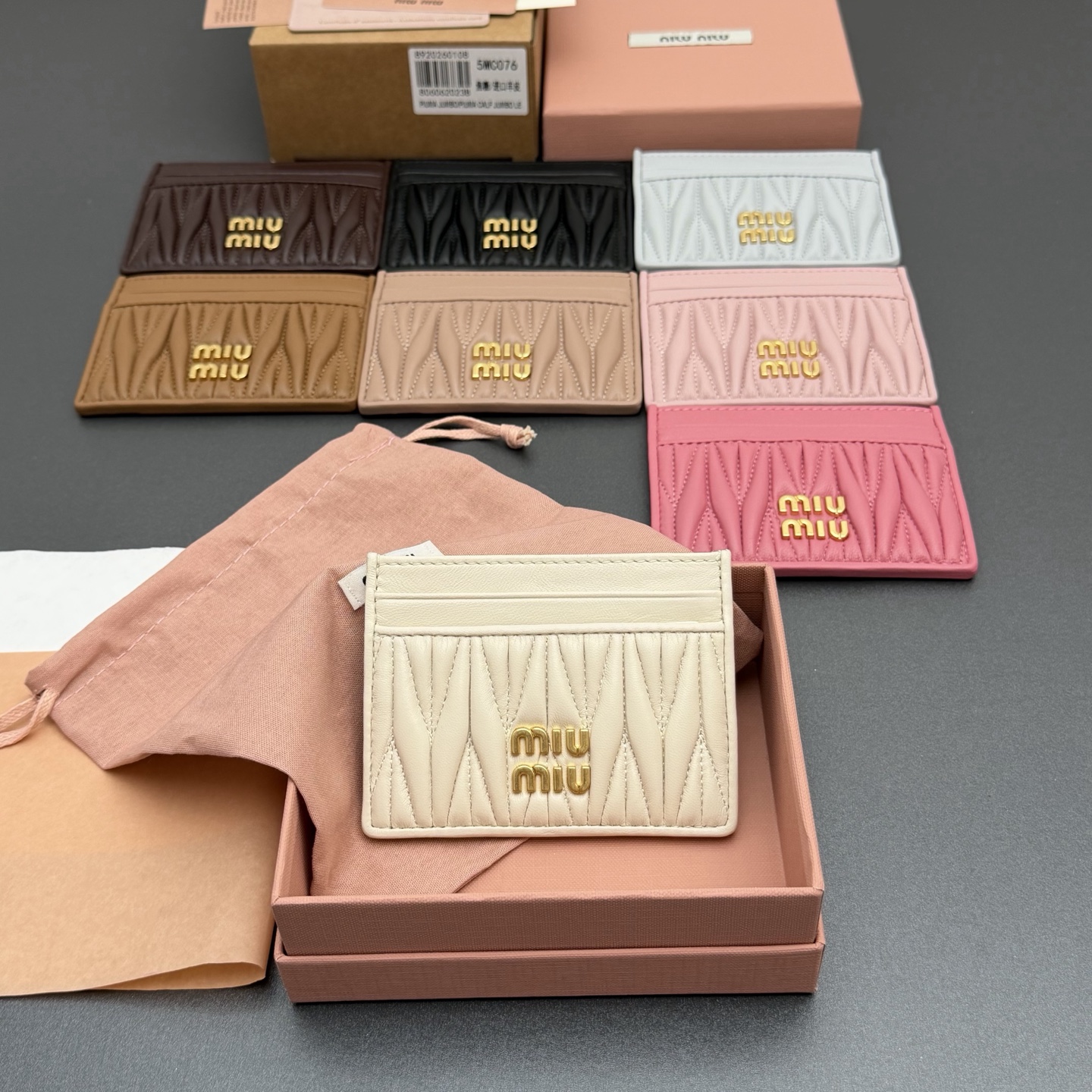 【特级五金进口原厂皮】 MATELASS&Eacute; 羊皮革卡包
这款简约紧凑的配饰融合形式与功能，呈现别致的Matelass&eacute;羊皮革工艺效果。夹身搭载卡槽，纵向金属刻字徽标装饰焕现新意。
金属刻字徽标
六个卡槽带衬里
编号:5MC076  
尺寸:宽度8.5厘米x高度8厘米