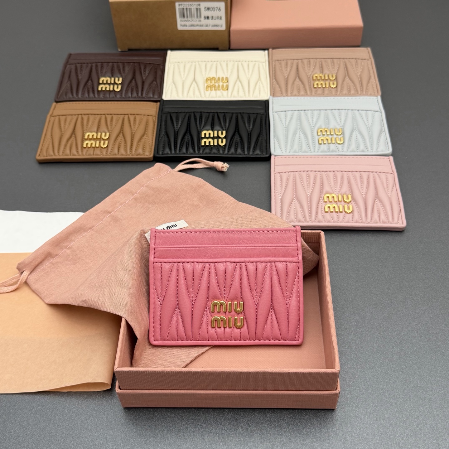 NO:714071,[Special grade hardware imported original leather] MATELASS Sheep Leather Card Holder This simple and compact accessory combines form and function, presenting a unique Matelassé sheep leather craftsmanship effect. The body is equipped with card slots, and the vertical metal lettering logo decoration gives a new look. Metal lettering logo Six card slots lined No.: 5MC076 Dimensions: Width 8.5 cm x Height 8 cm, miumiu, miumiu, sheepskin19860909【特级五金进口原厂皮】 MATELASS 羊皮革卡包 这款简约紧凑的配饰融合形式与功能,呈现别致的Matelassé羊皮革工艺效果.夹身搭载卡槽,纵向金属刻字徽标装饰焕现新意. 金属刻字徽标 六个卡槽带衬里 编号:5MC076  尺寸:宽度8.5厘米x高度8厘米,miumiu,miumiu,sheepskin,欧美剧